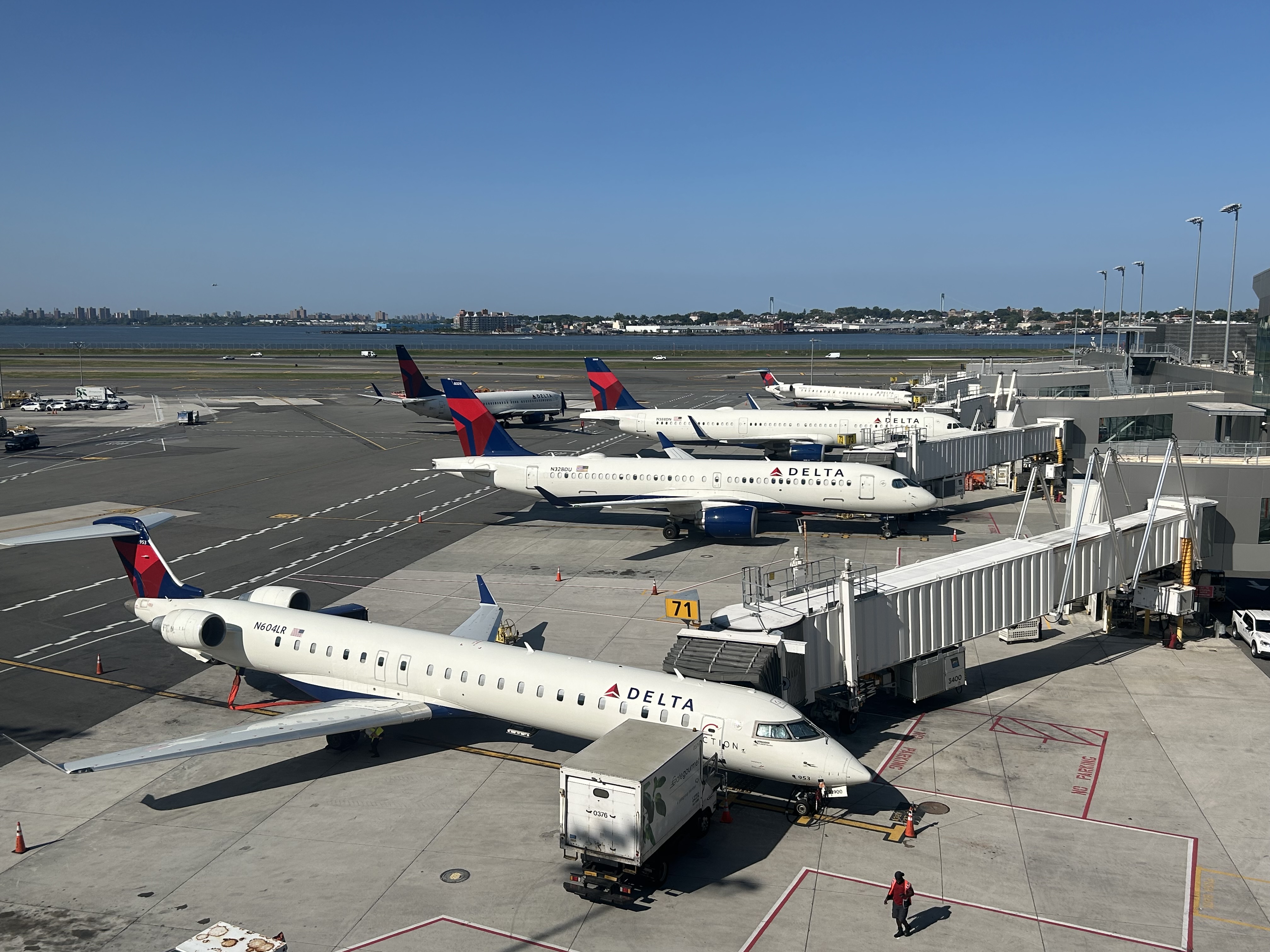 Delta planes LGA Delta planes LGA