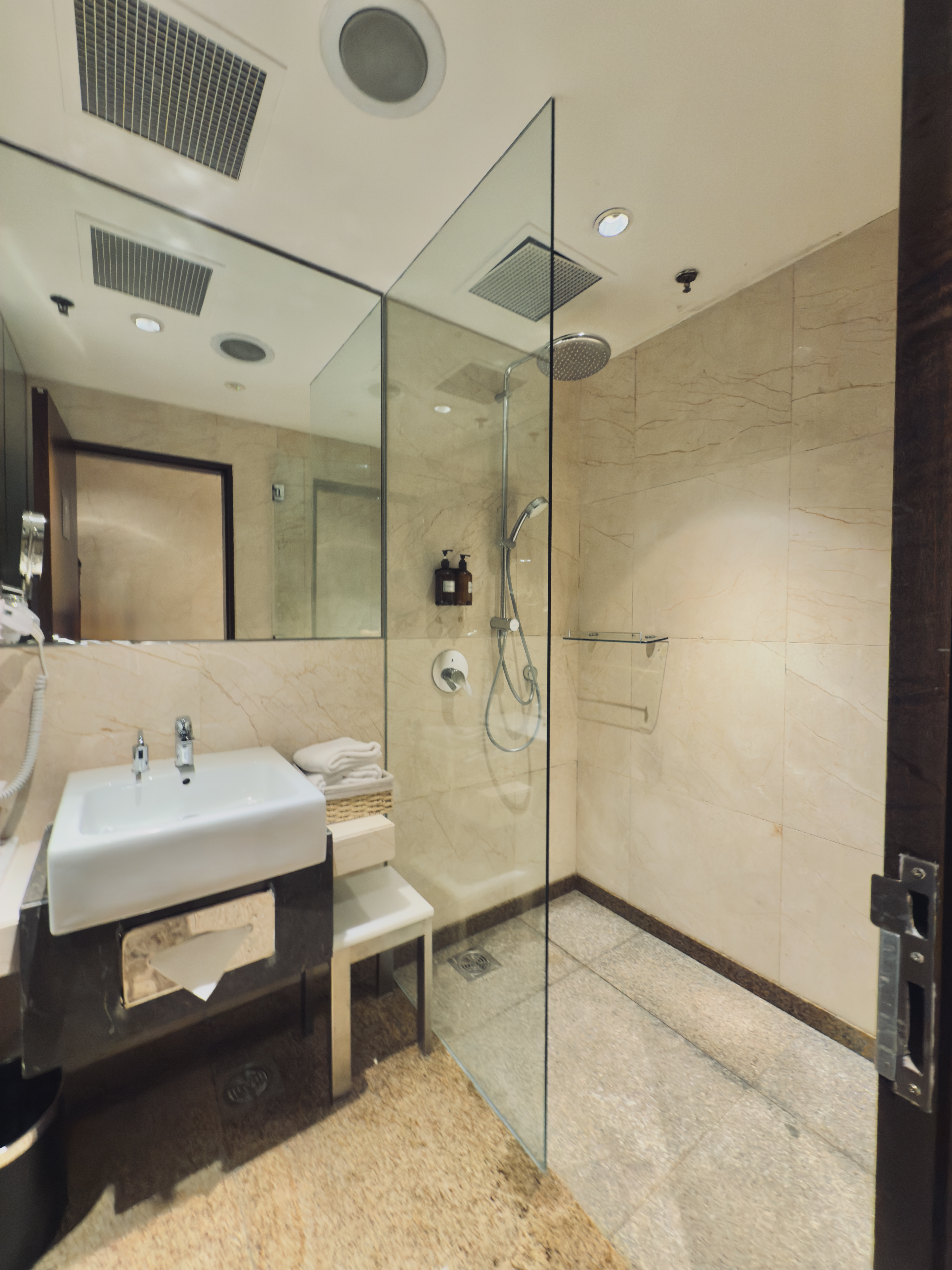 Singapore SilverKris Lounge SIN shower Singapore SilverKris Lounge SIN shower