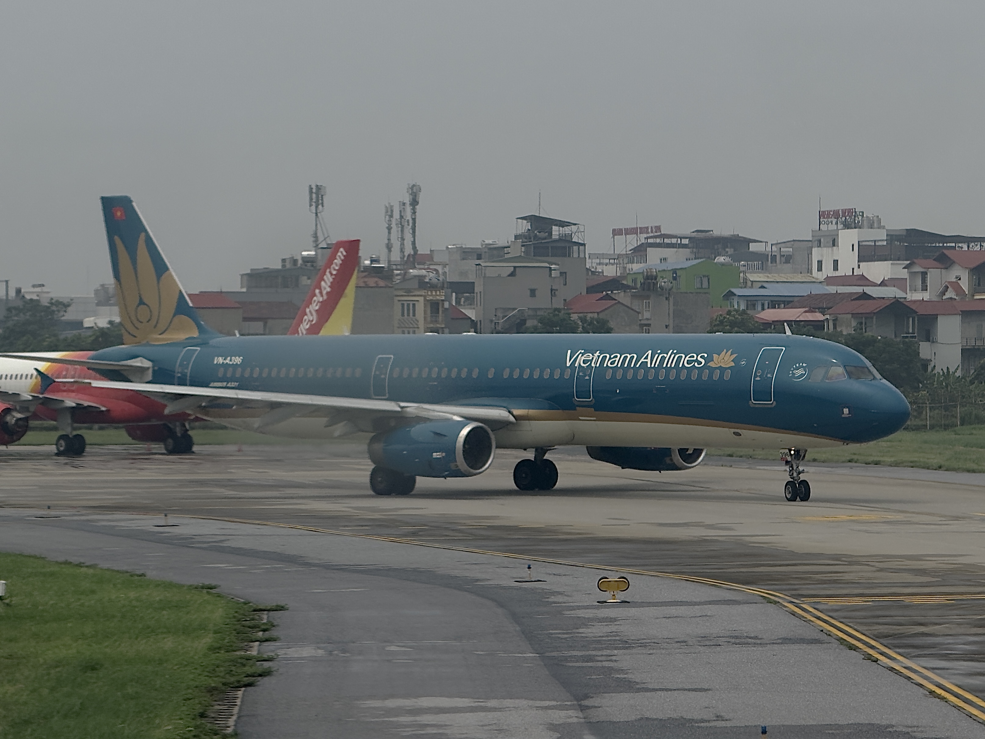 Vietnam Airlines A321 at Hanoi Vietnam Airlines A321 at Hanoi