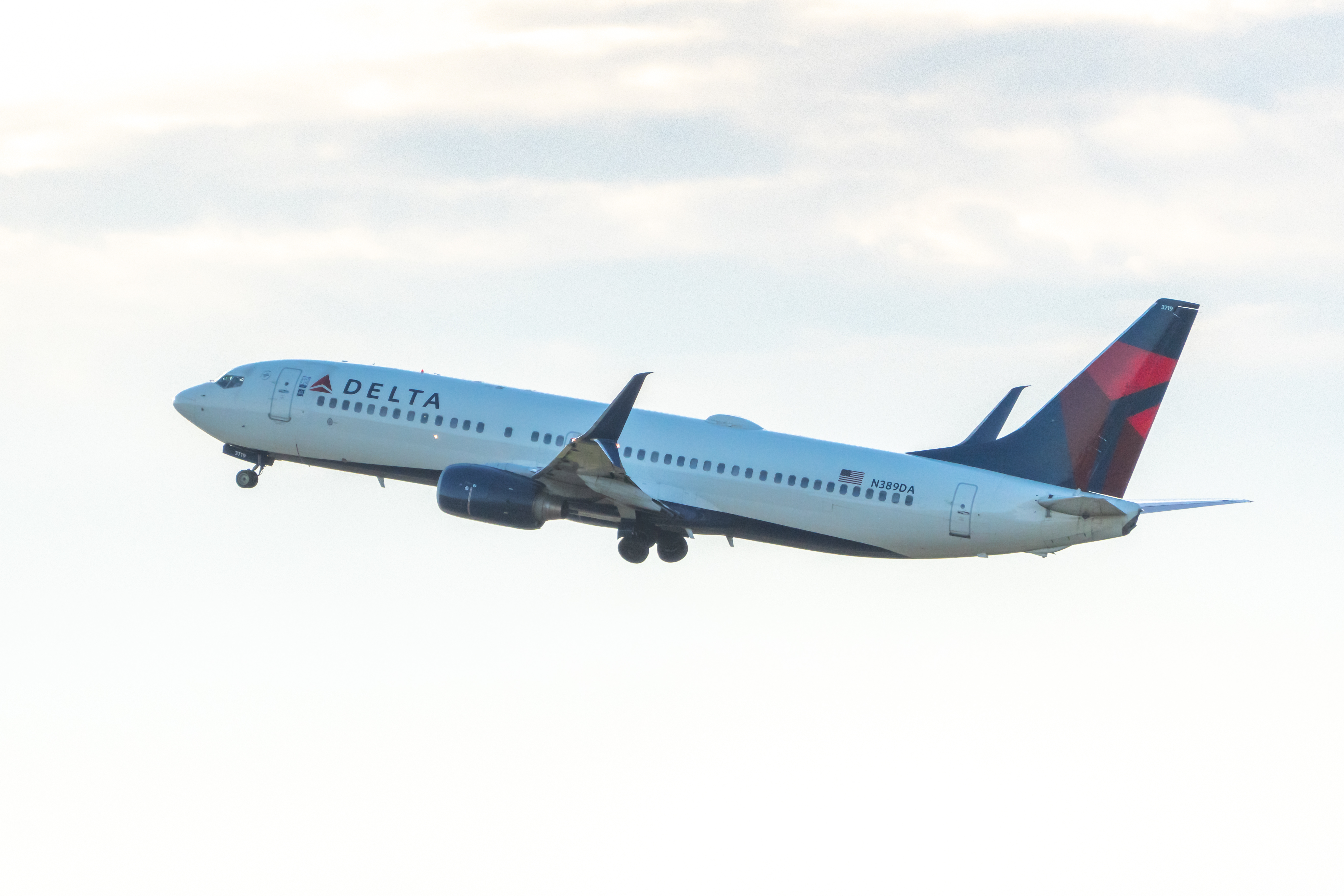 Delta 737 YYZ take off