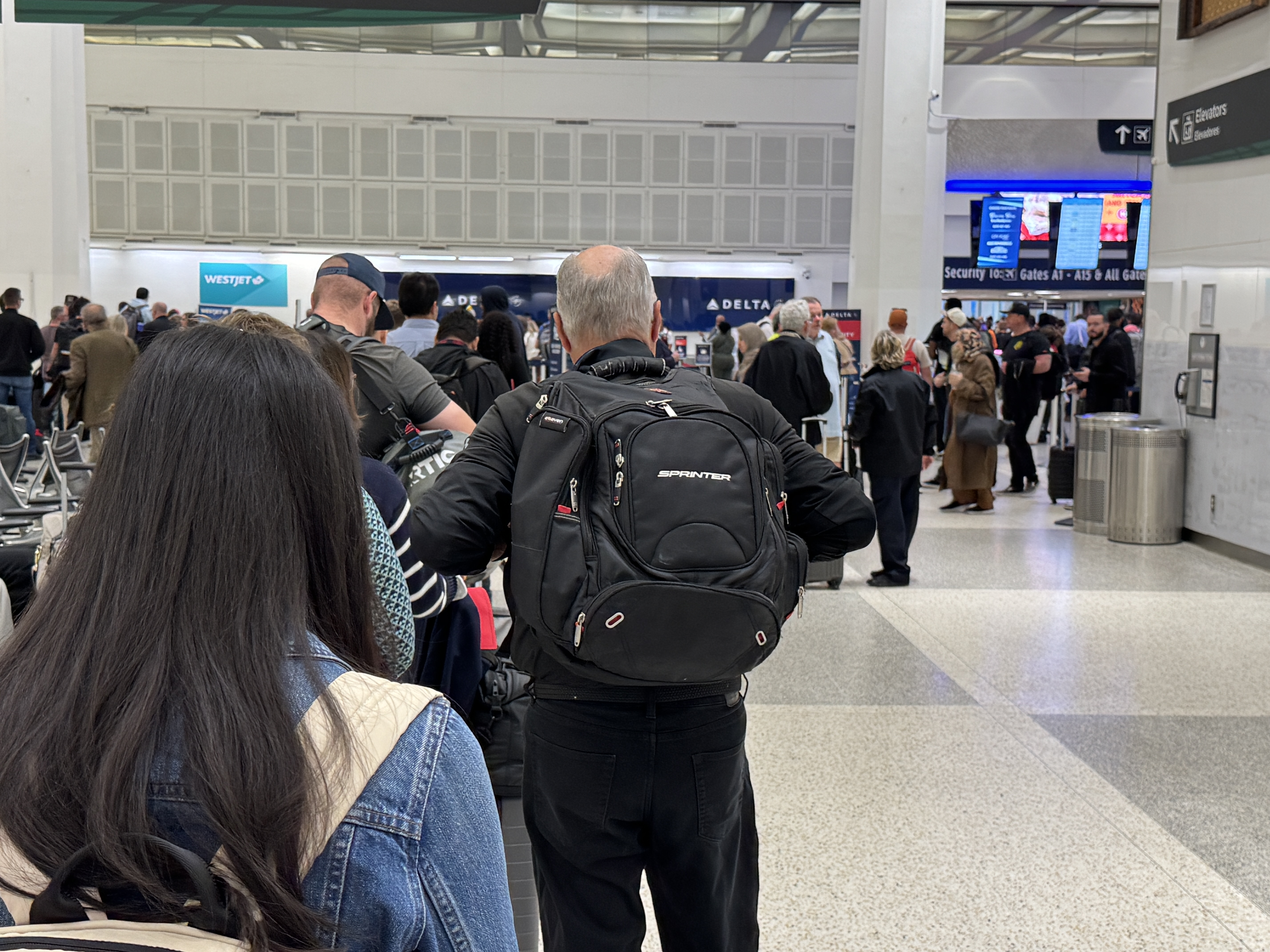 TSA IAH Terminal A 110325 North entering line