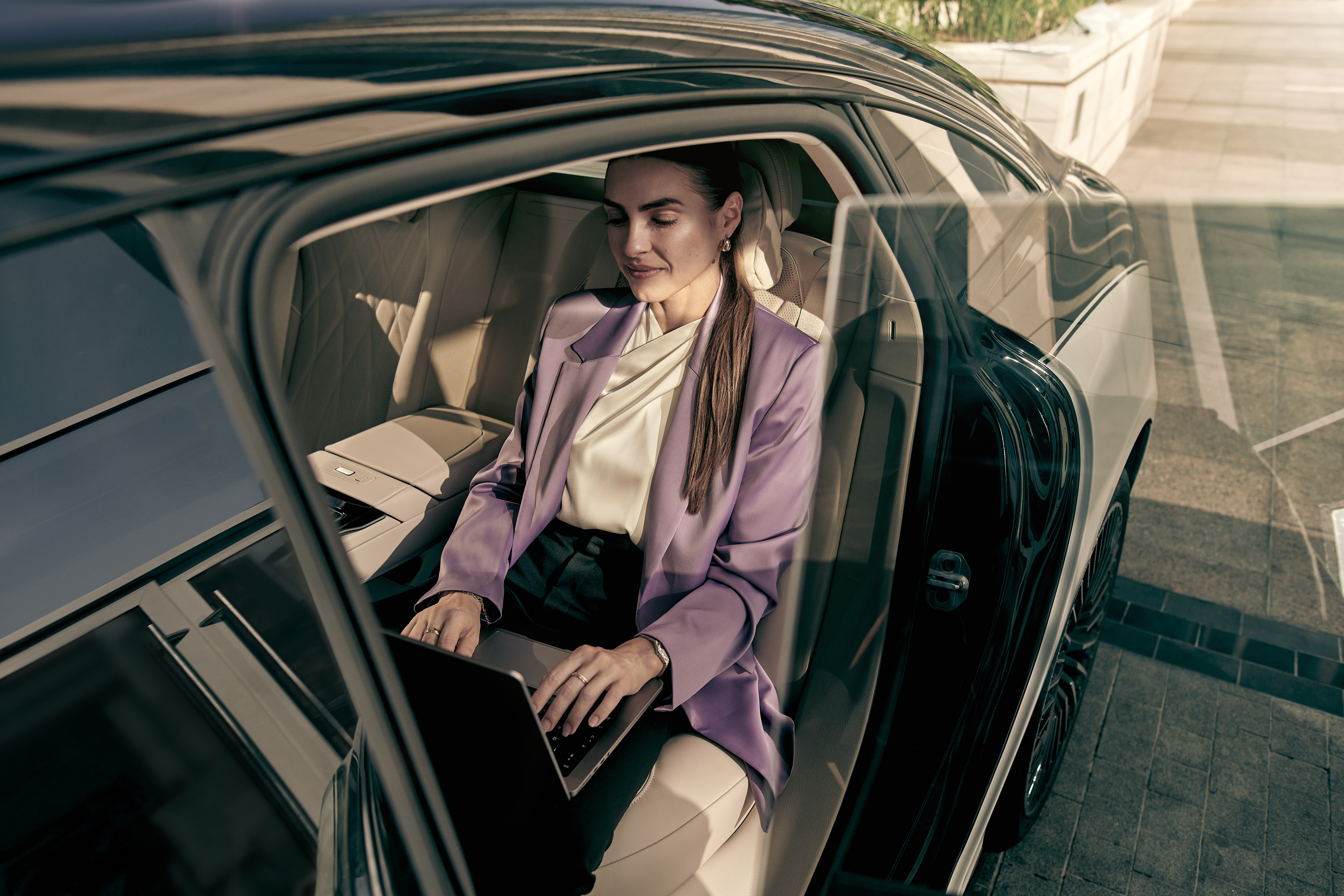 Woman sitting in the back of a Blacklane car Woman sitting in the back of a Blacklane car