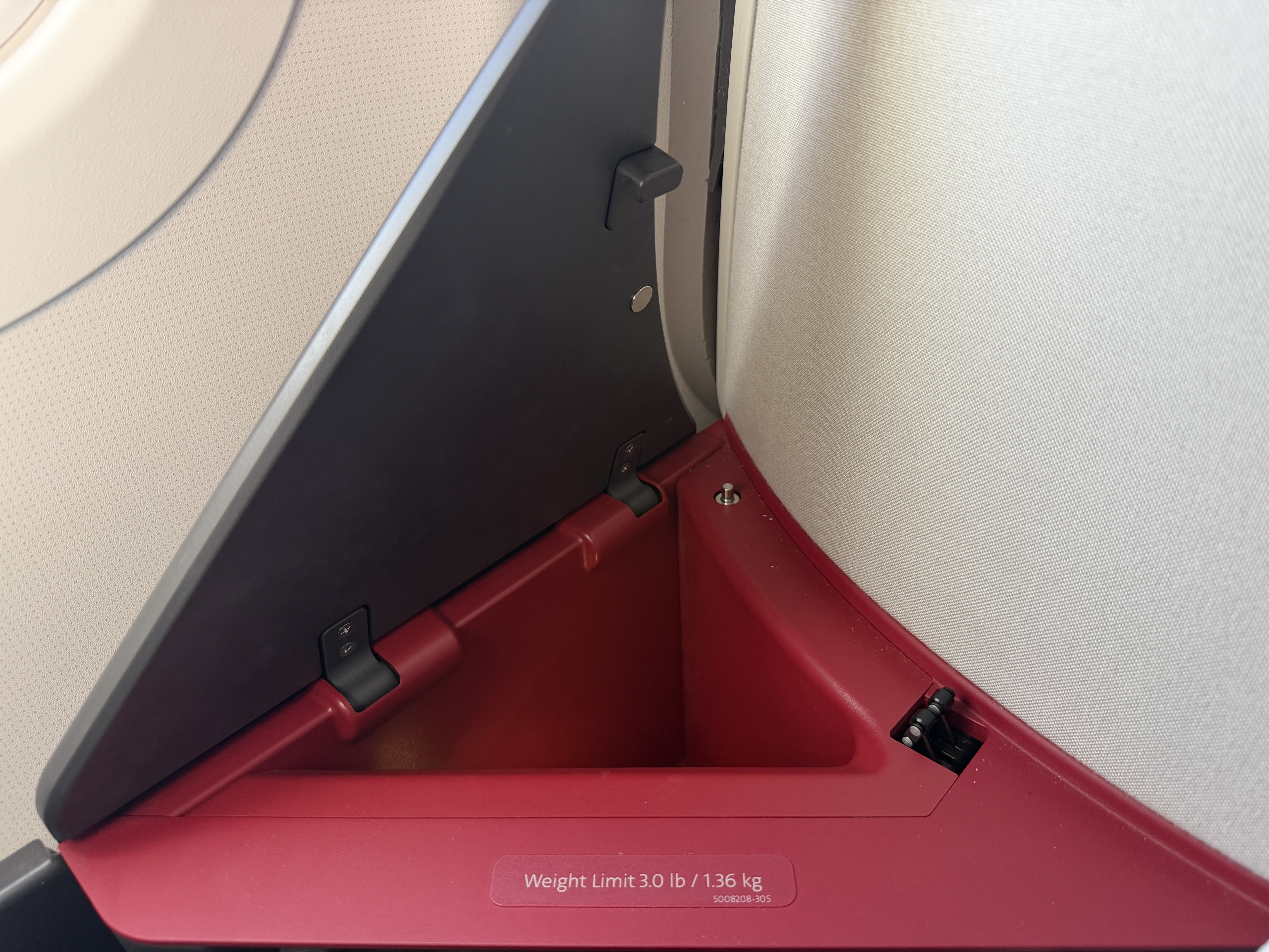 AA A321XLR Suite Storage AA A321XLR Suite Storage