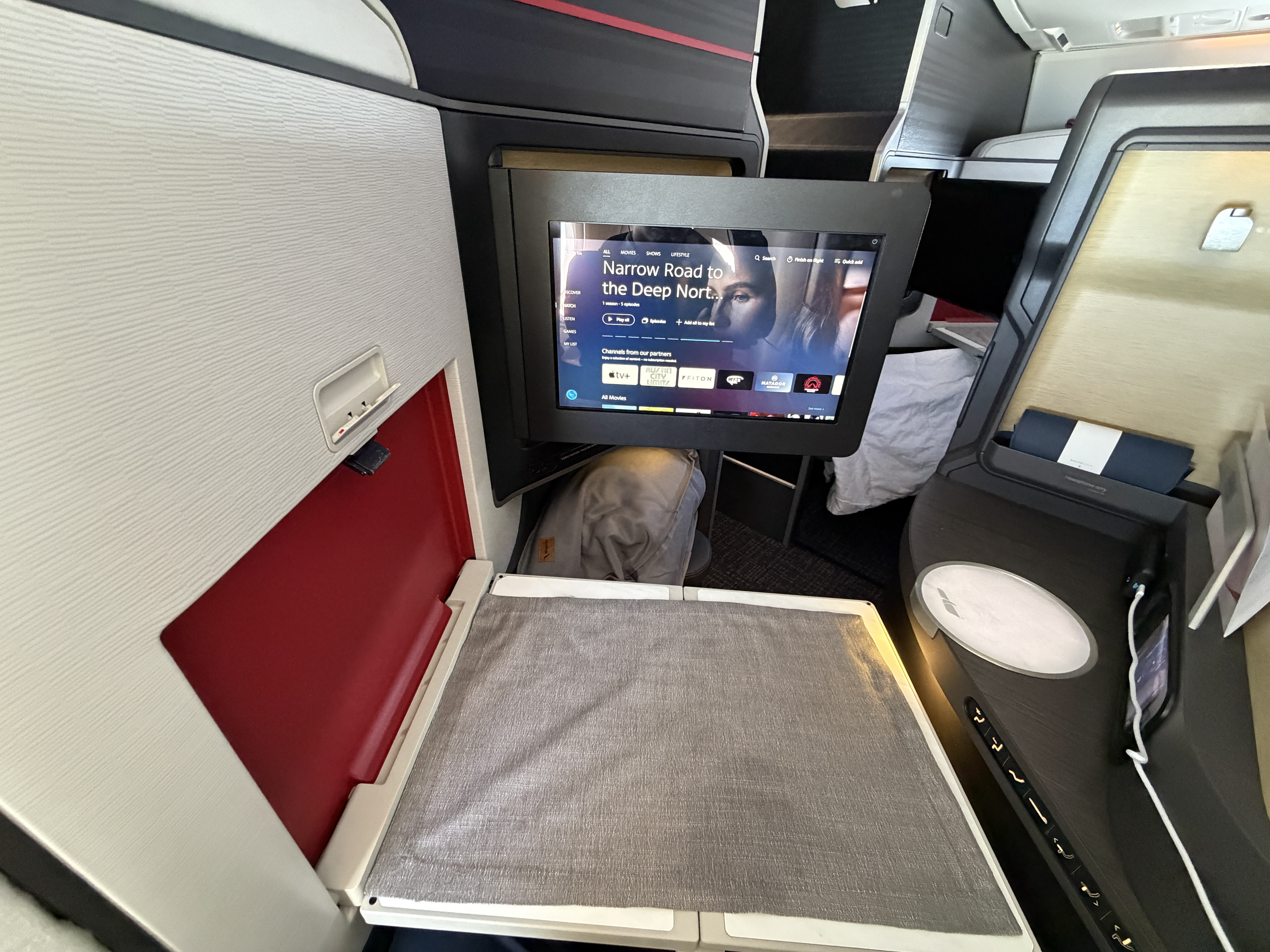 AA A321XLR TV with Tray Table AA A321XLR TV with Tray Table