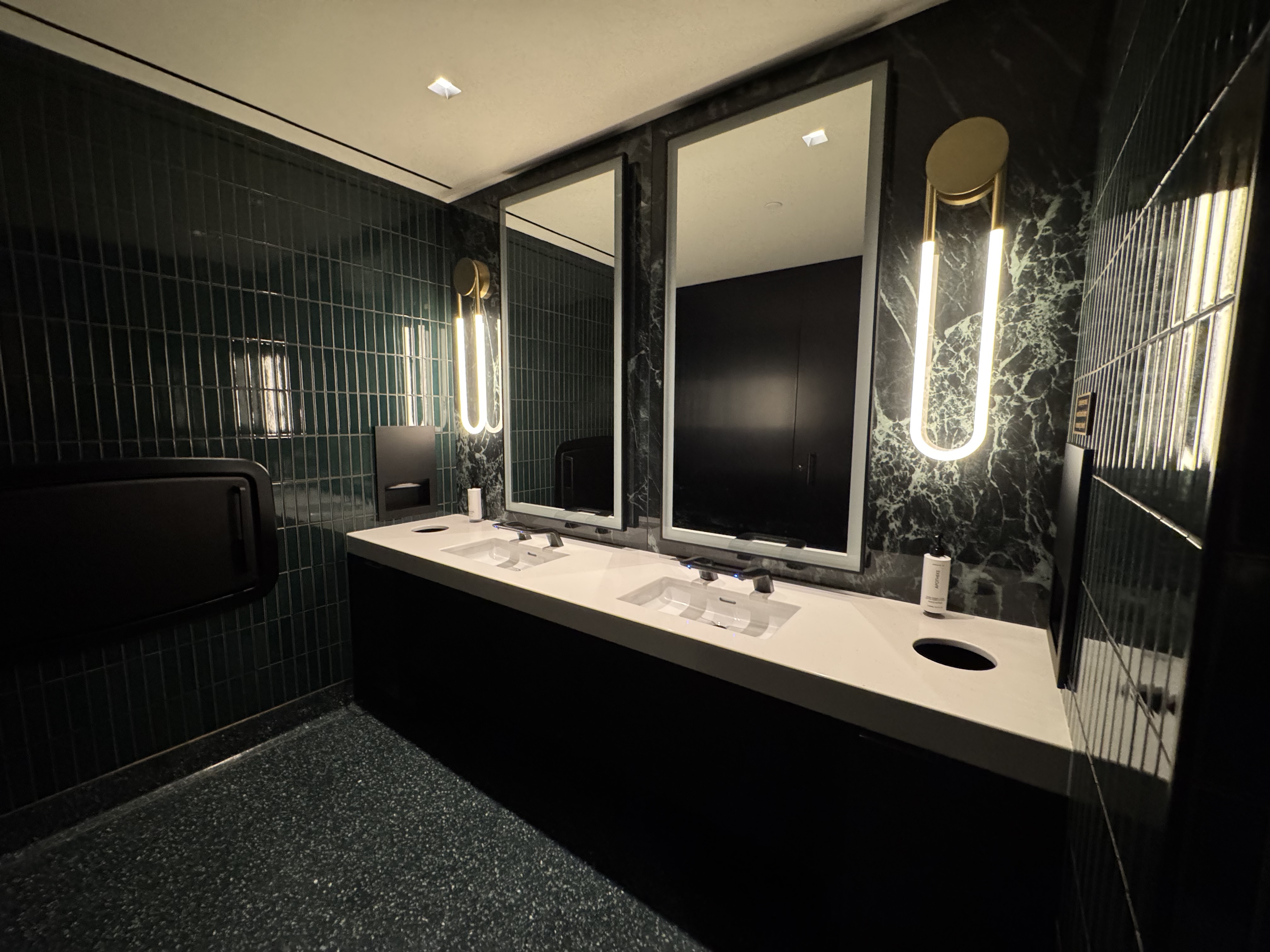 Chase Sapphire Lounge LAS Bathroom