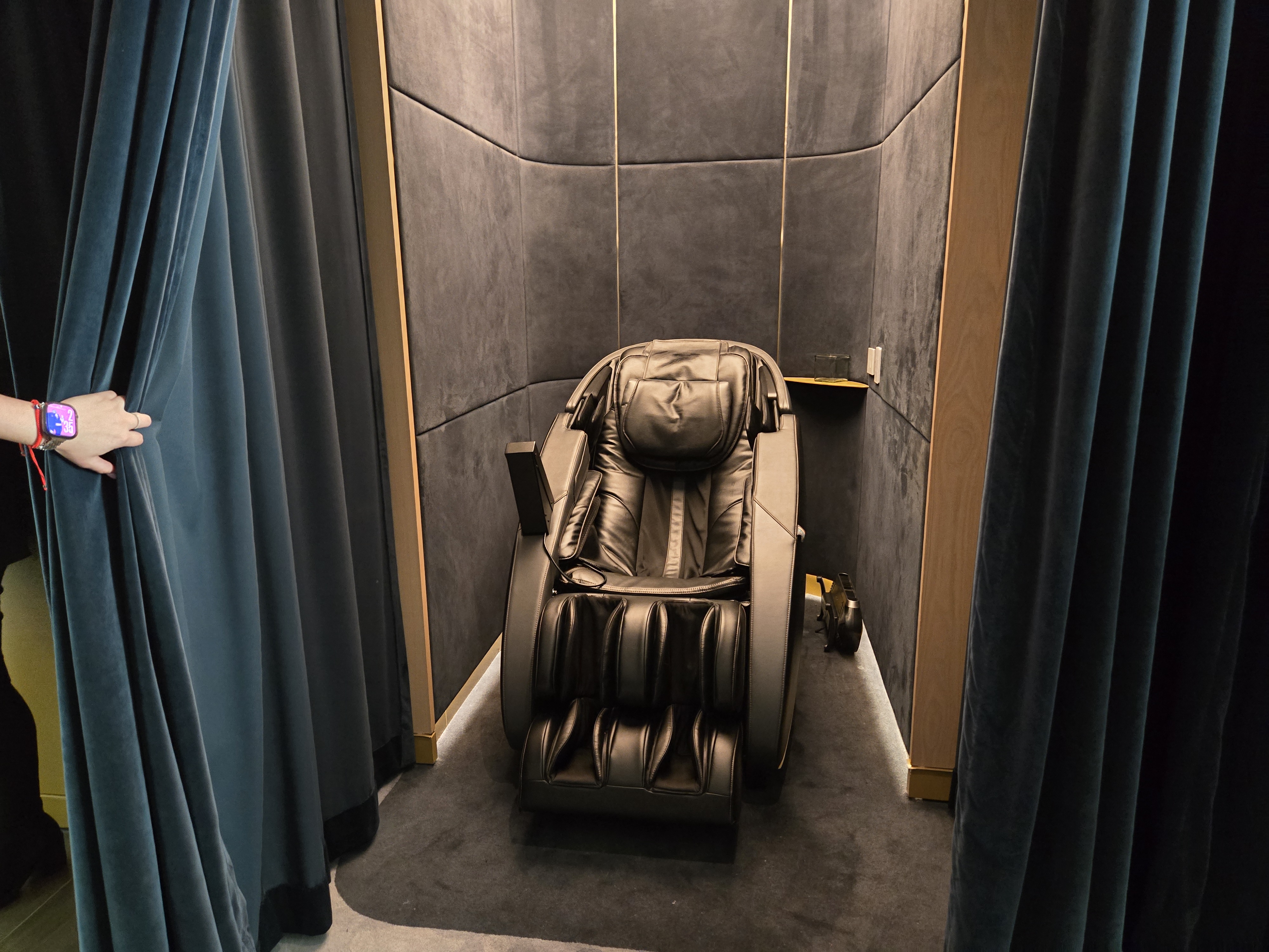 Delta One Lounge Massage Chair Delta One Lounge Massage Chair