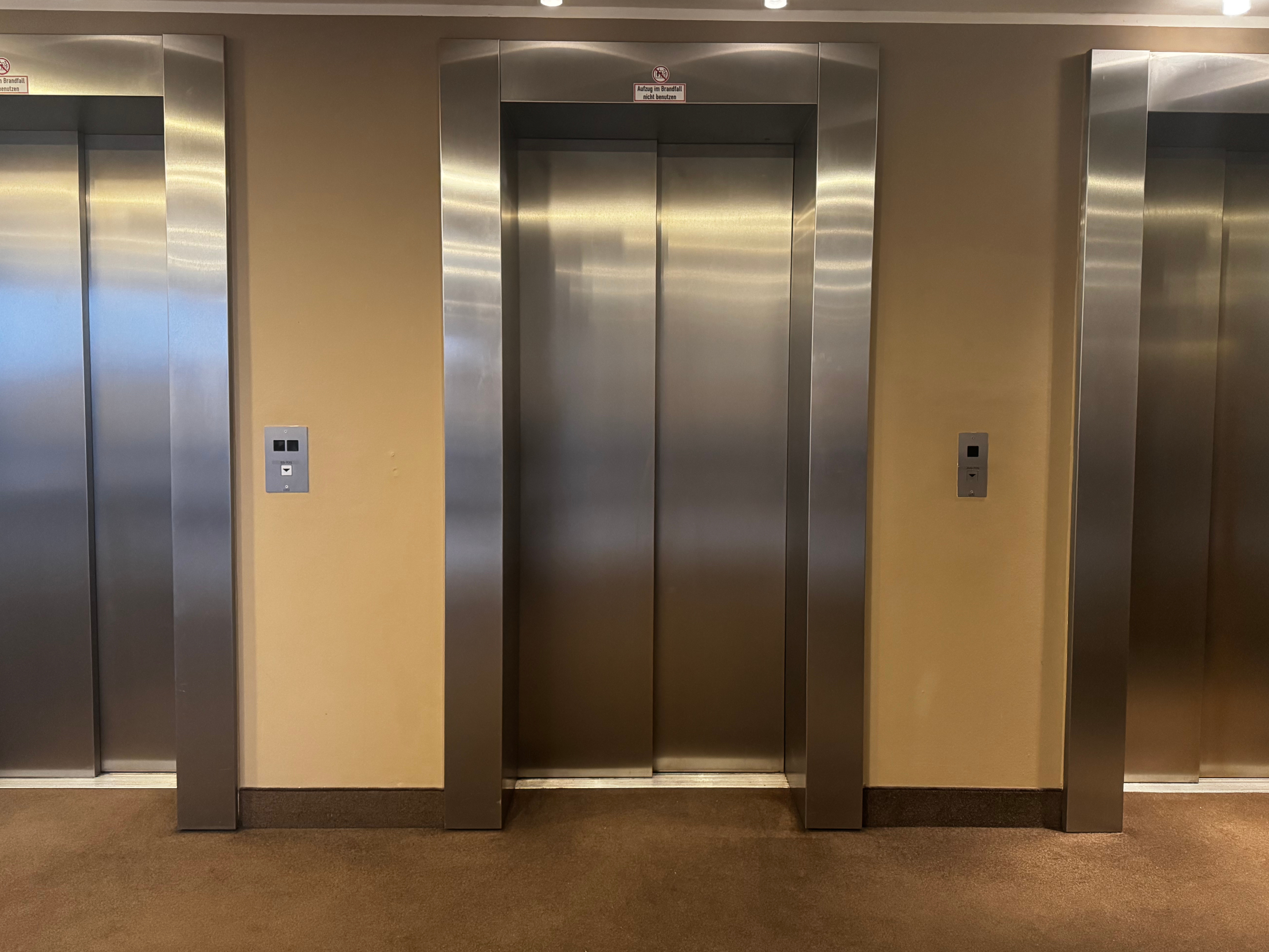 Lindner Hotel Hamburg Am Michel JdV Hyatt elevator bank