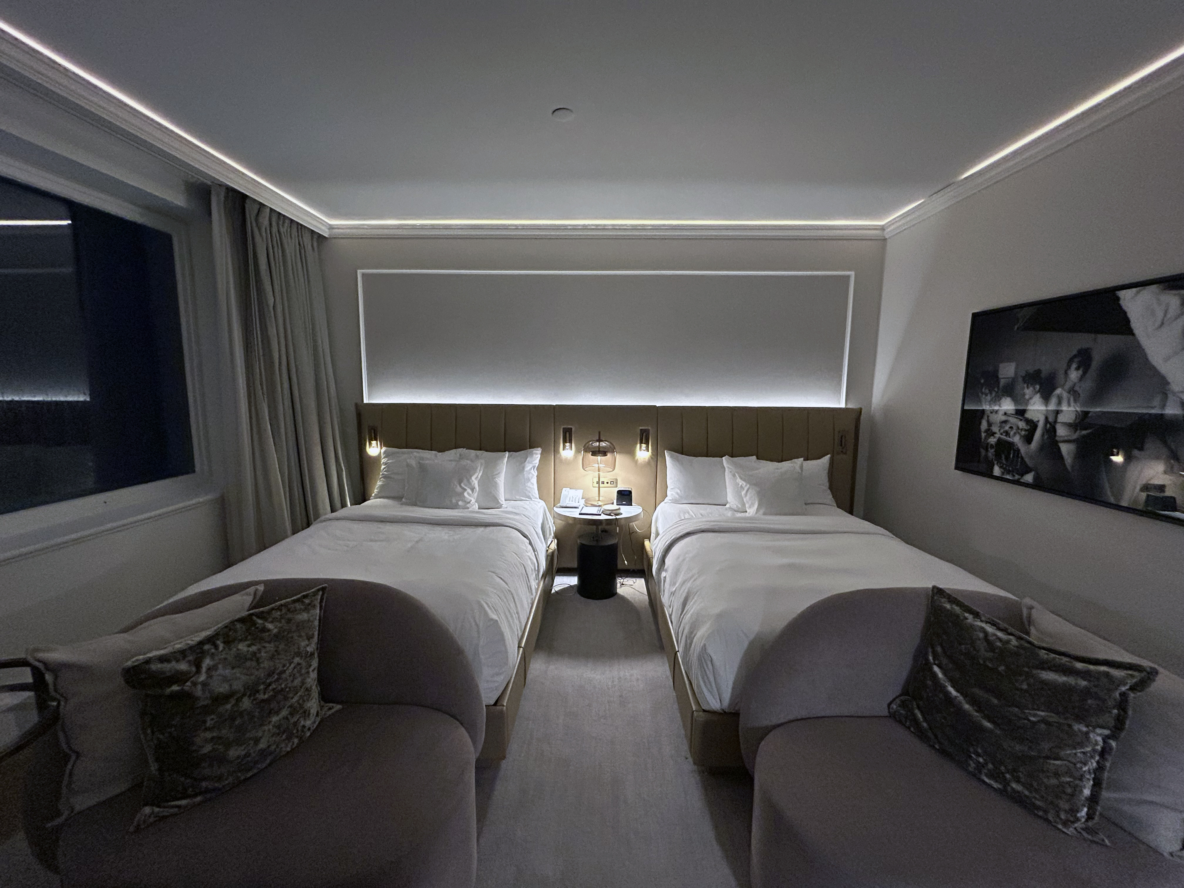 Vogue Hotel Hilton Montreal double bed deluxe beds