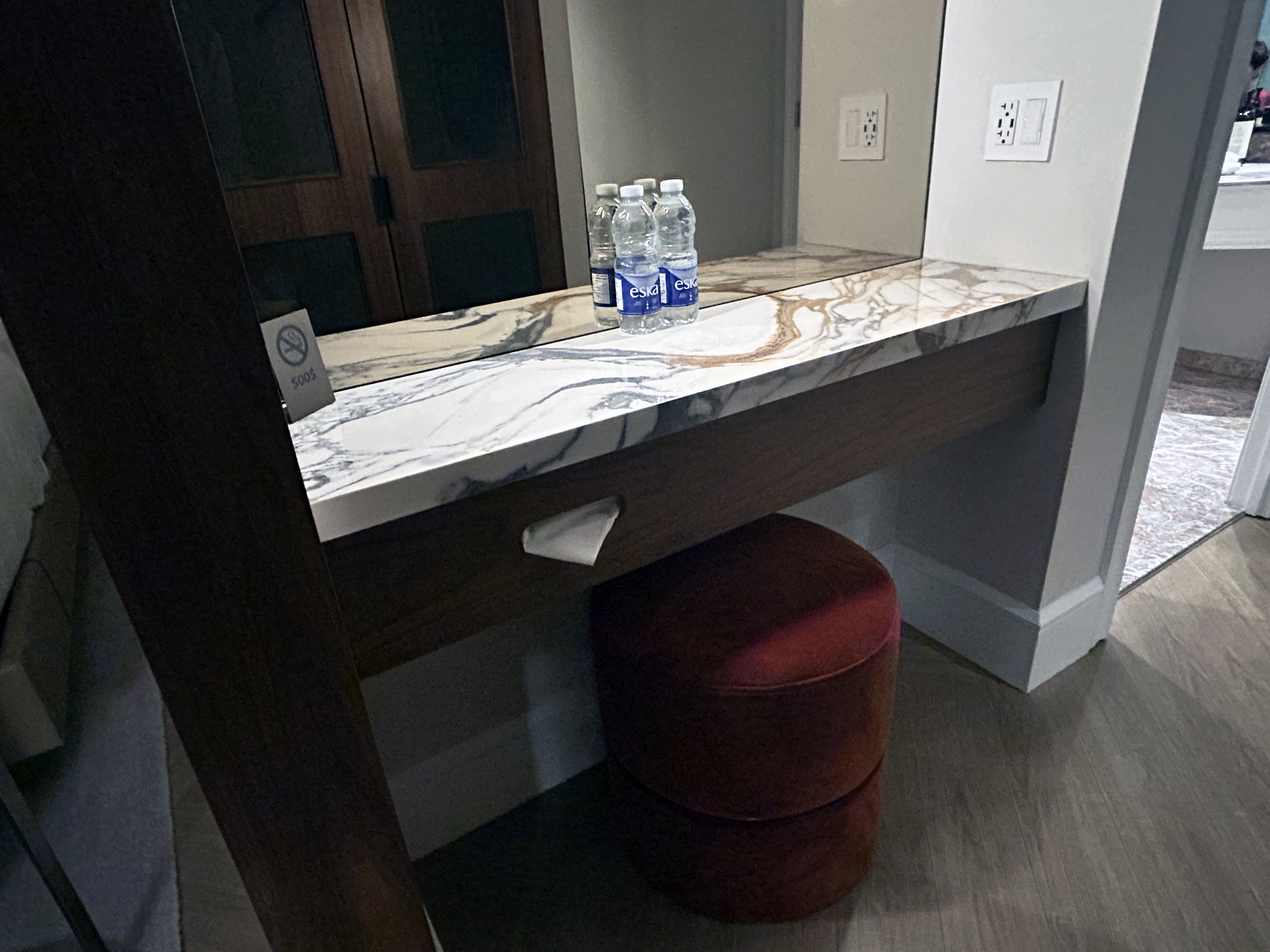 Vogue Hotel Hilton Montreal double bed deluxe entry hall desk tissue box Vogue Hotel Hilton Montreal double bed deluxe entry hall desk tissue box