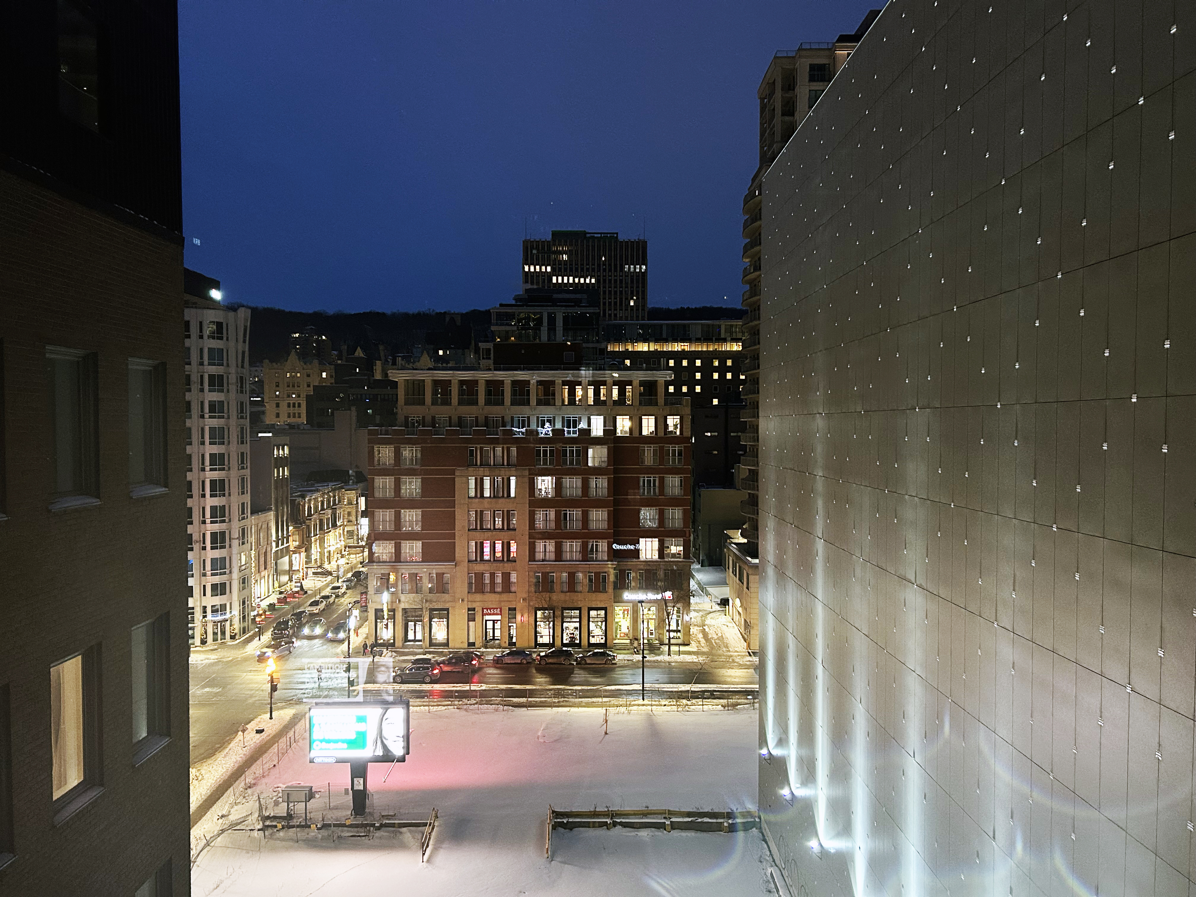 Vogue Hotel Hilton Montreal double bed deluxe window view Vogue Hotel Hilton Montreal double bed deluxe window view