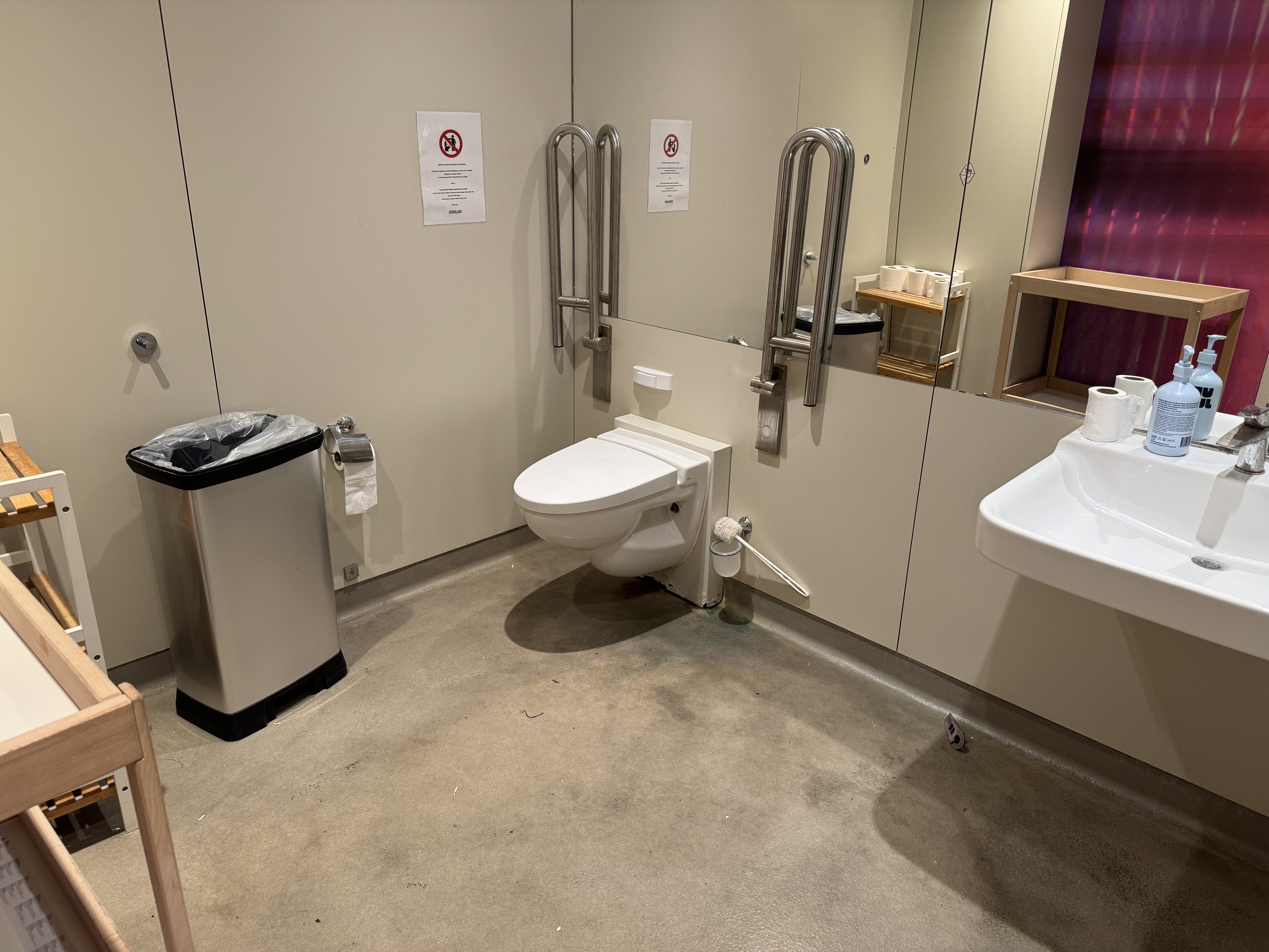 YOTELAIR Paris Charles de Gaulle toilet