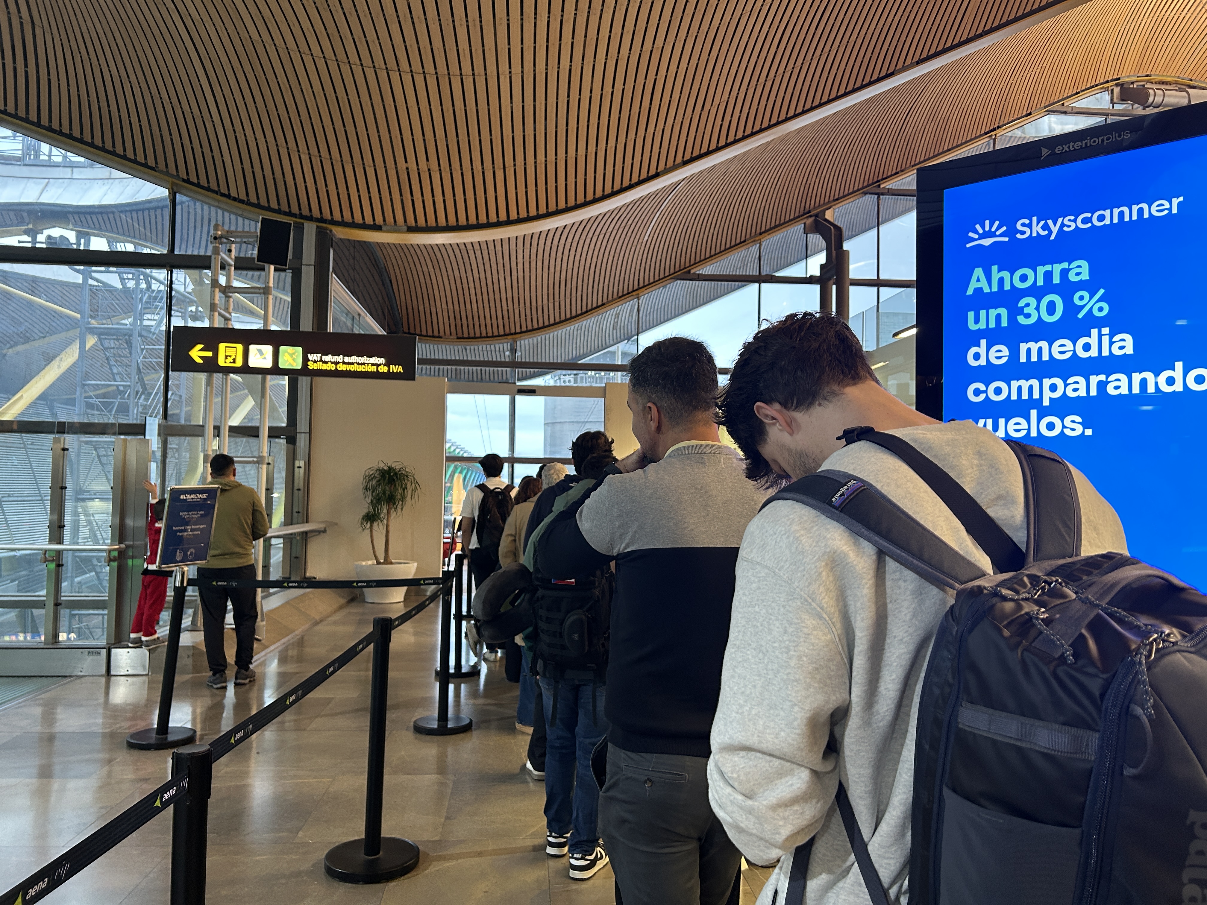 A line for Sala VIP Neptuno in Madrid Barajas MAD A line for Sala VIP Neptuno in Madrid Barajas MAD