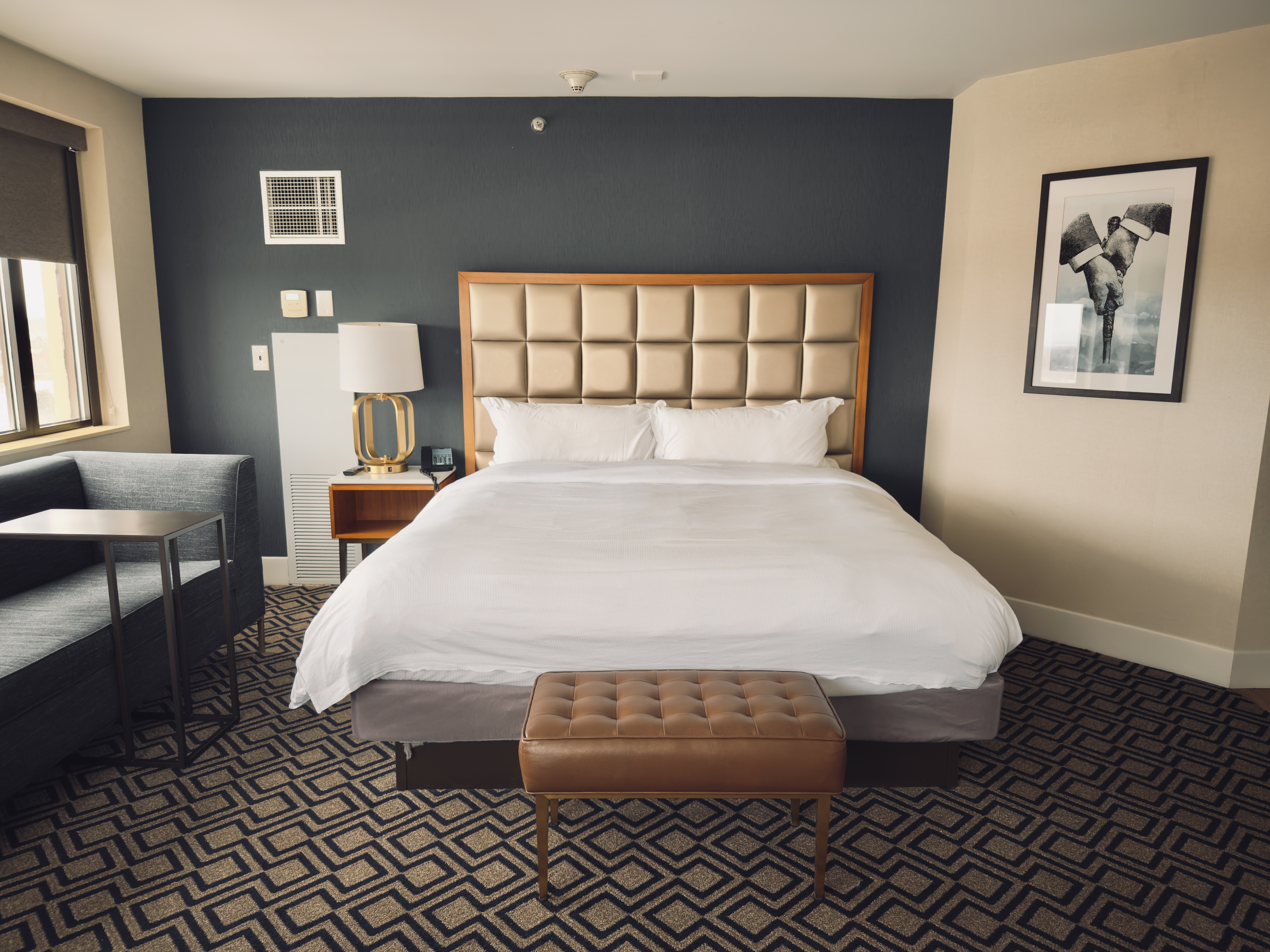 Hilton Chicago Oak Brook Hills bed front