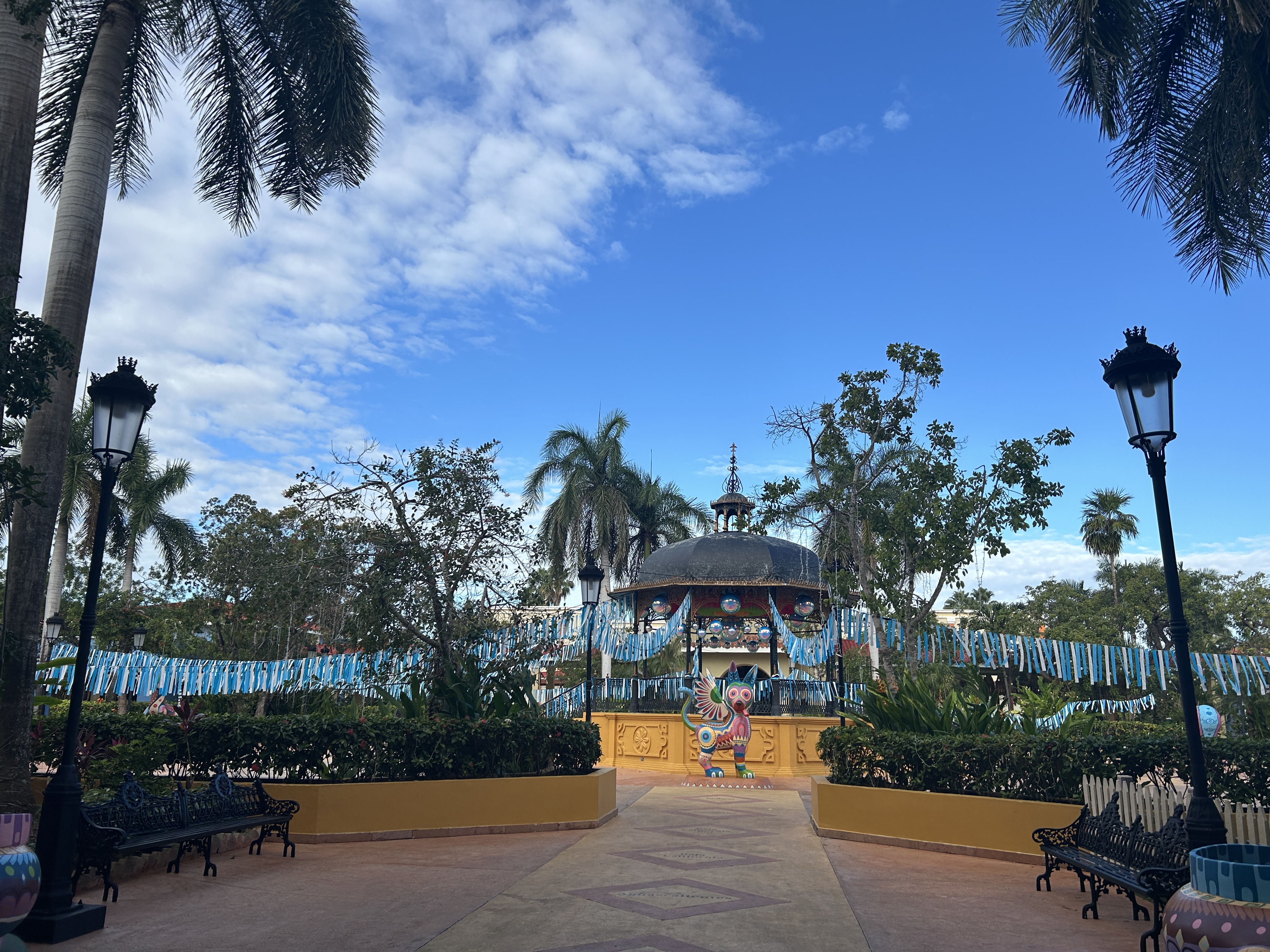 Iberostar Waves Paraiso Beach shopping center