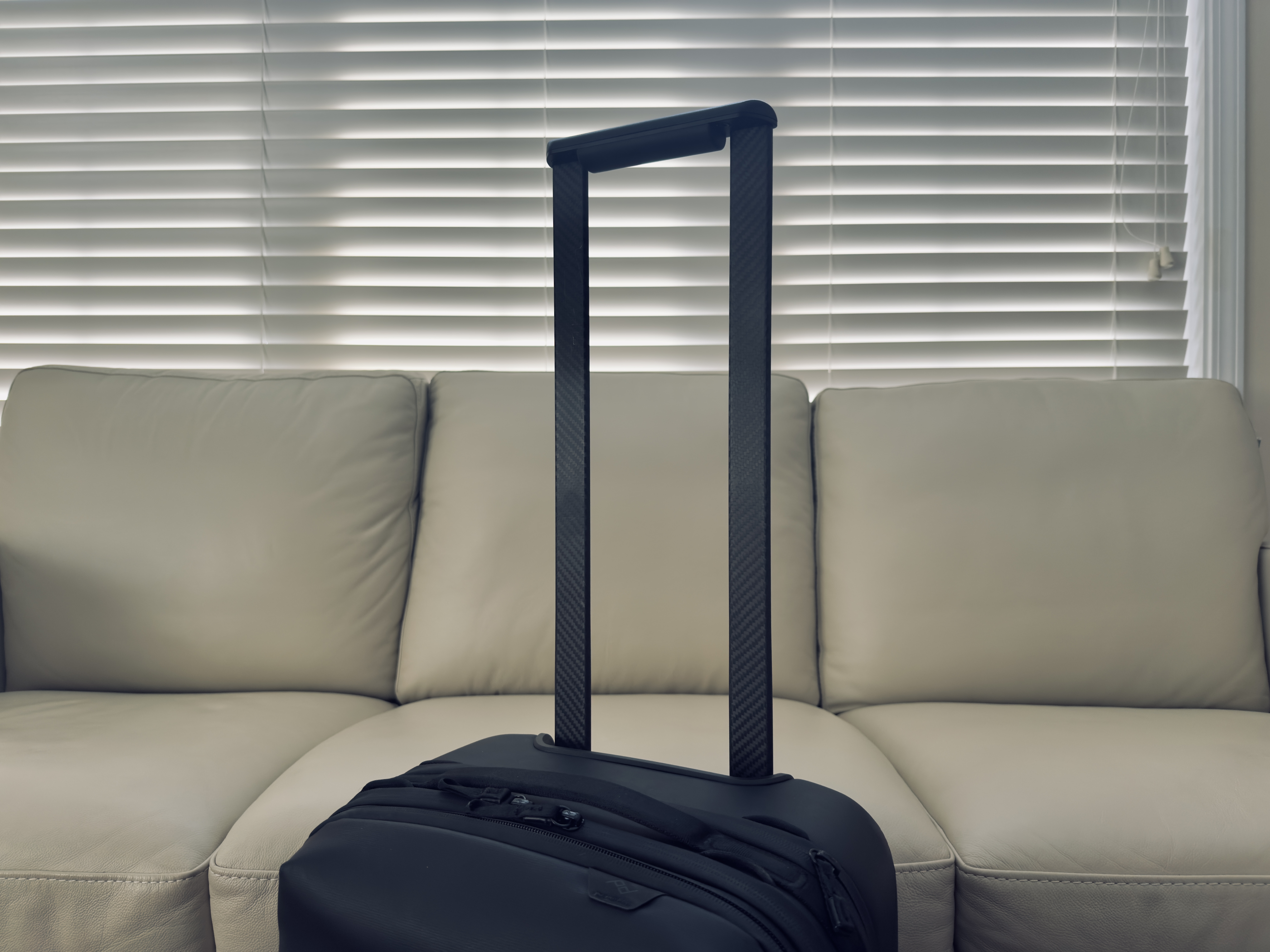 Peak Design Roller Pro Carry On carbon fiber handle Peak Design Roller Pro Carry On carbon fiber handle