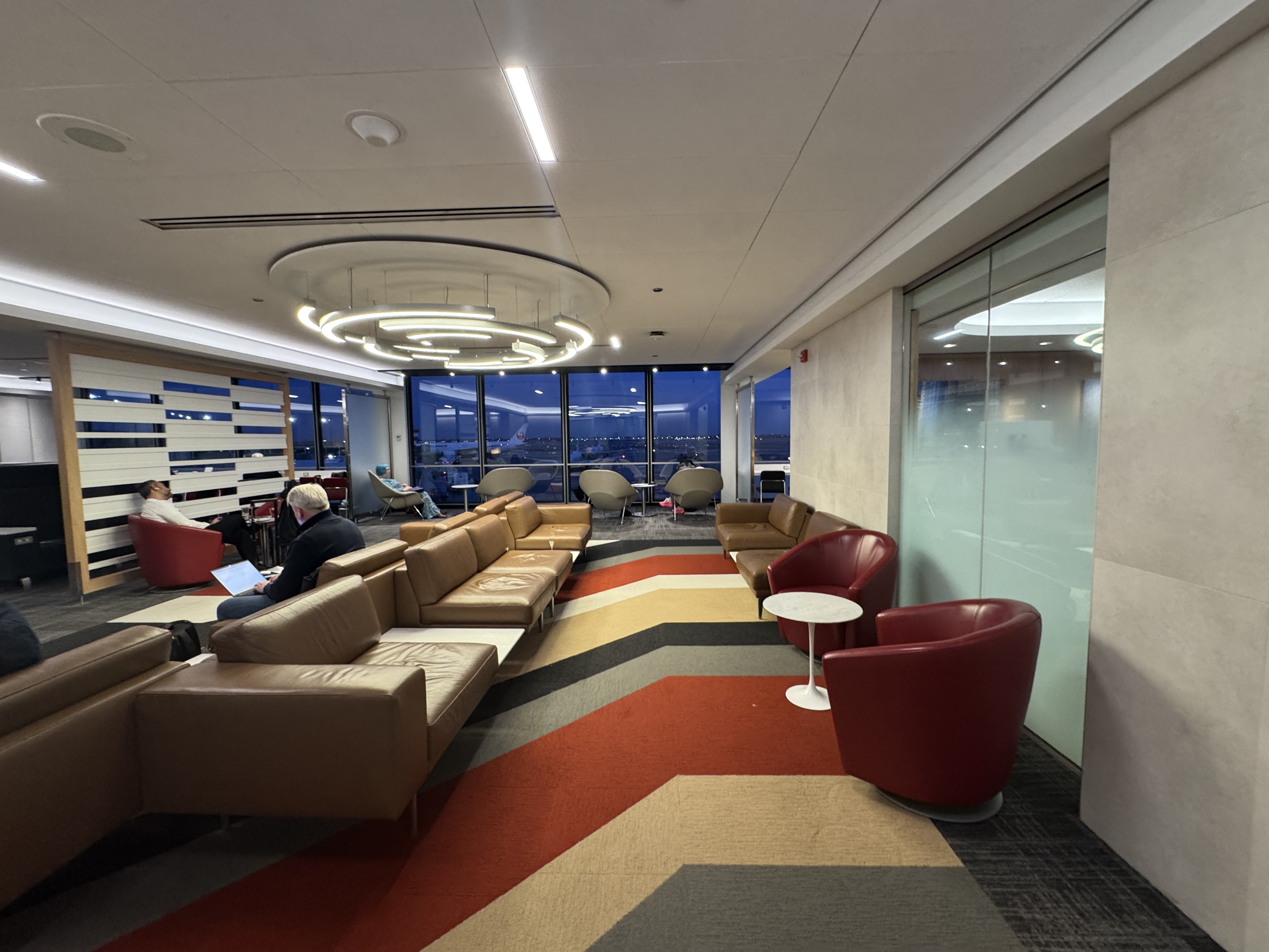 AA Flagship Lounge ORD seating