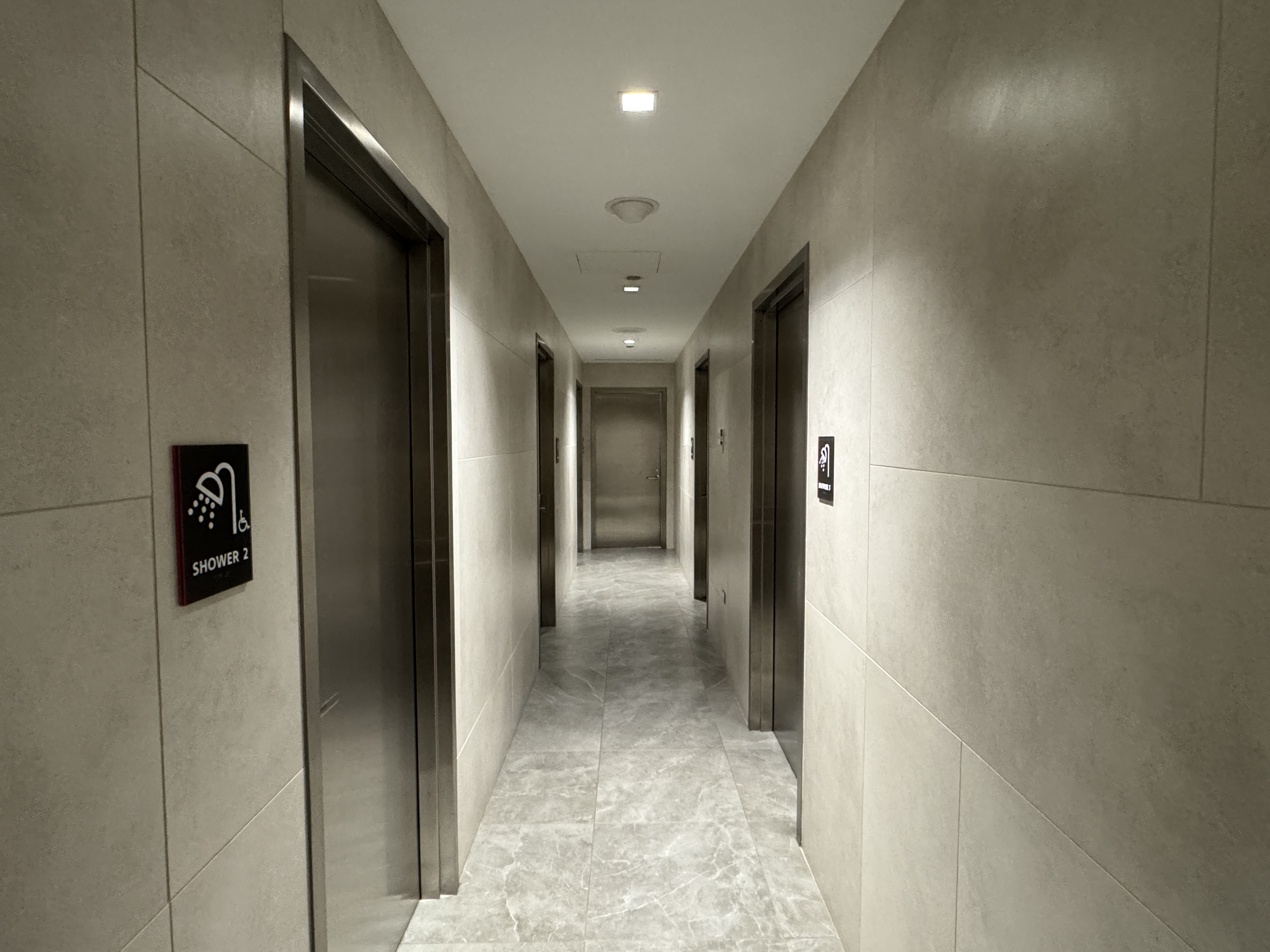AA Flagship ORD Shower Suites