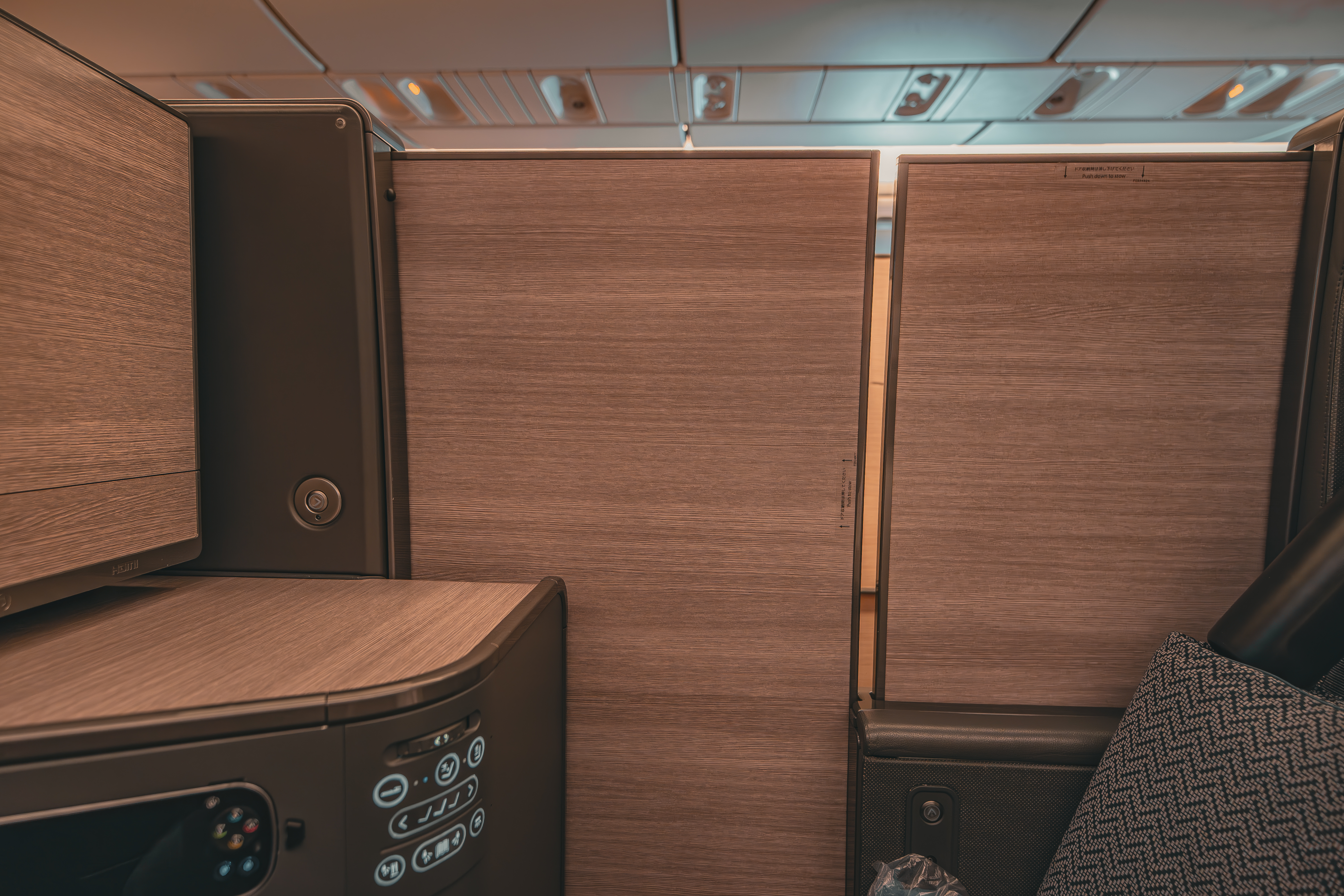 ANA The Room 777 300er business divider ANA The Room 777 300er business divider