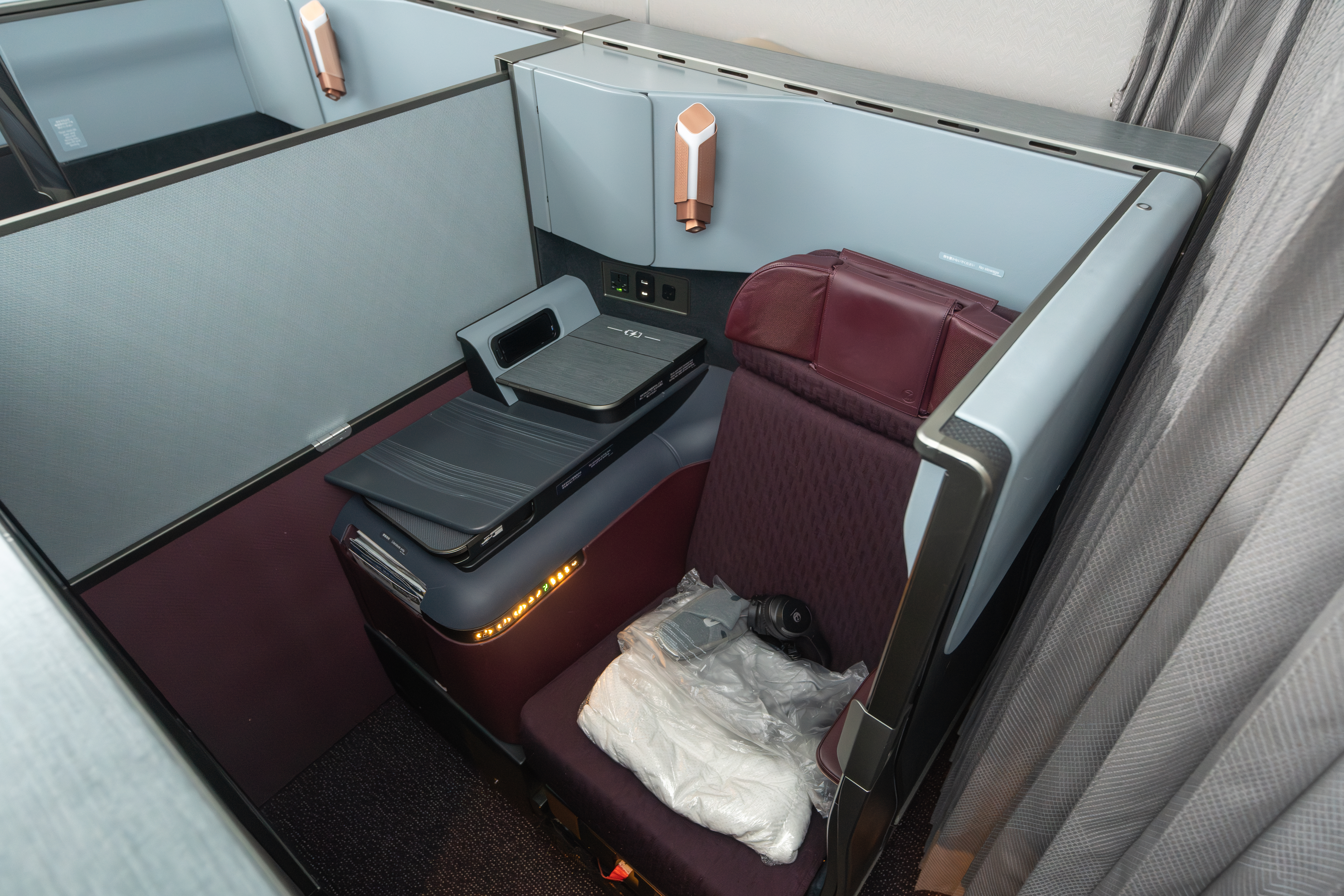 Japan Airlines a350 1000 business class back of cabin seat Japan Airlines a350 1000 business class back of cabin seat