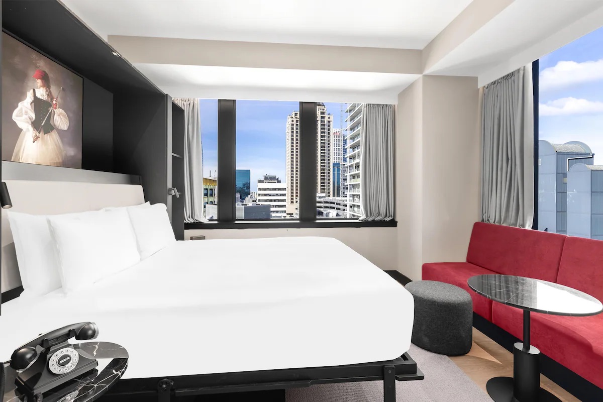 Radisson RED Auckland Standard Room Radisson RED Auckland Standard Room