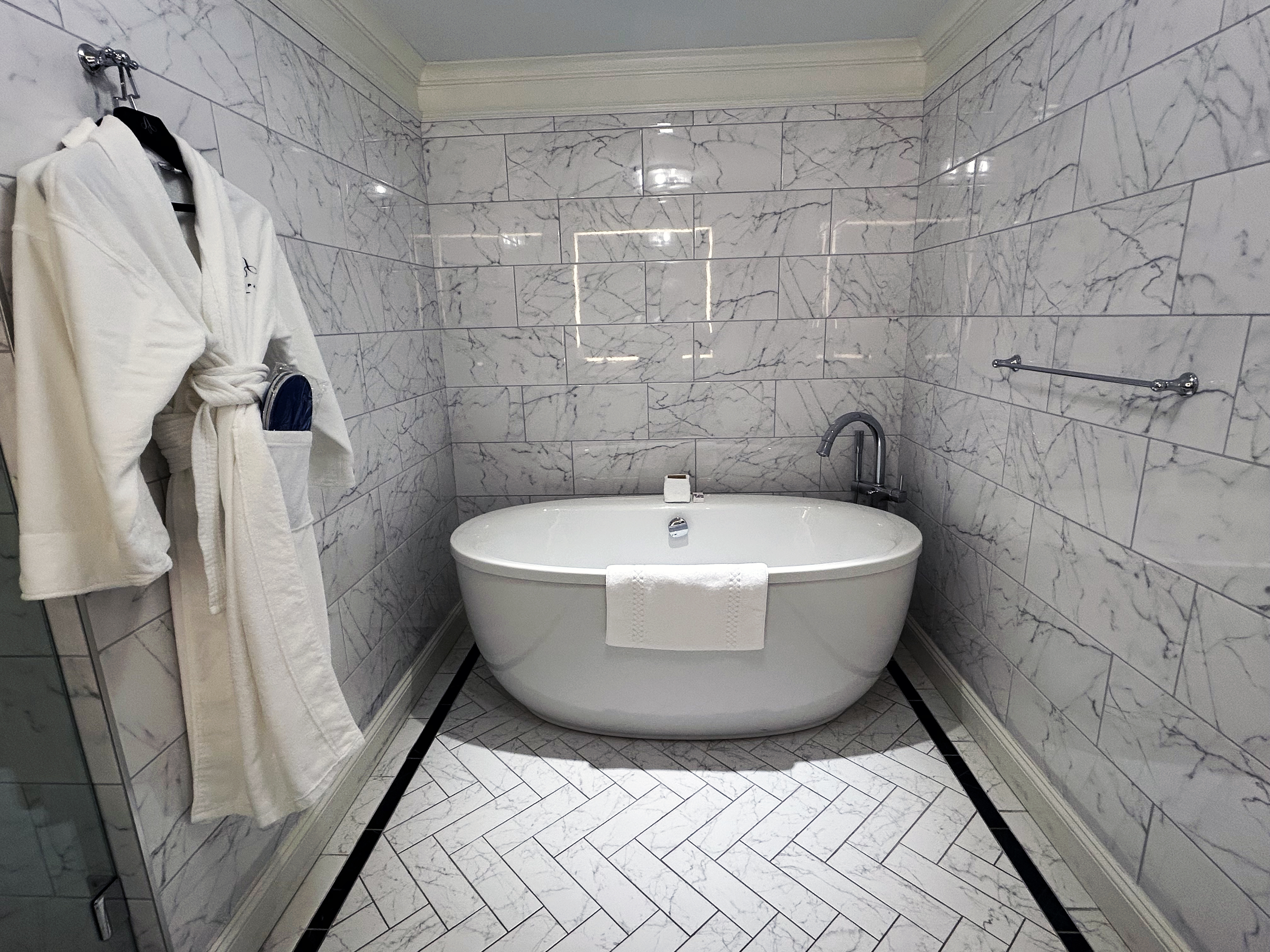 Adelphi Saratoga Springs bathroom bathtub