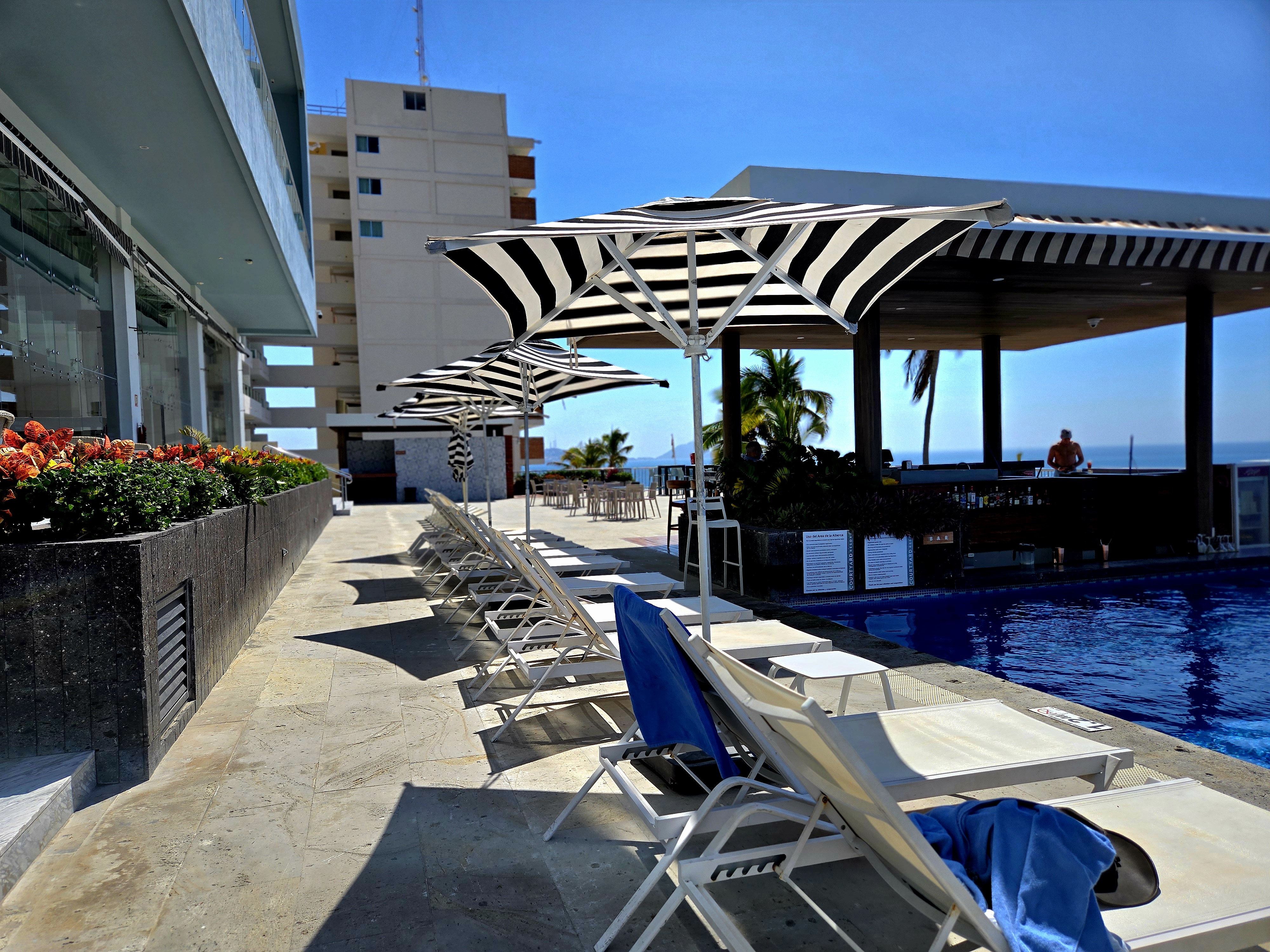 Courtyard by Marriott Mazatlan Pool and Bar Courtyard by Marriott Mazatlan Pool and Bar