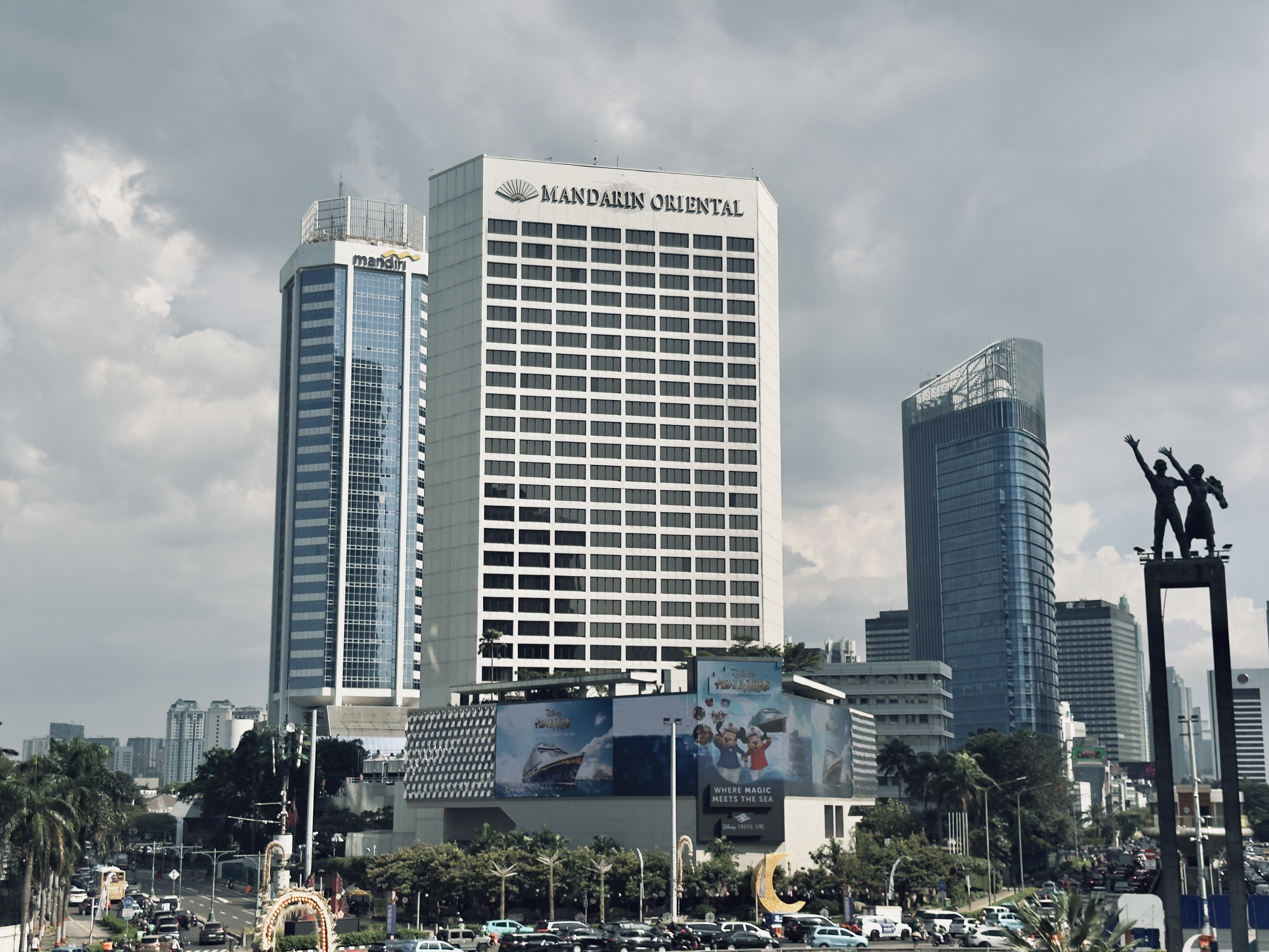 Mandarin Oriental, Jakarta exterior from Bundaran HI Mandarin Oriental, Jakarta exterior from Bundaran HI