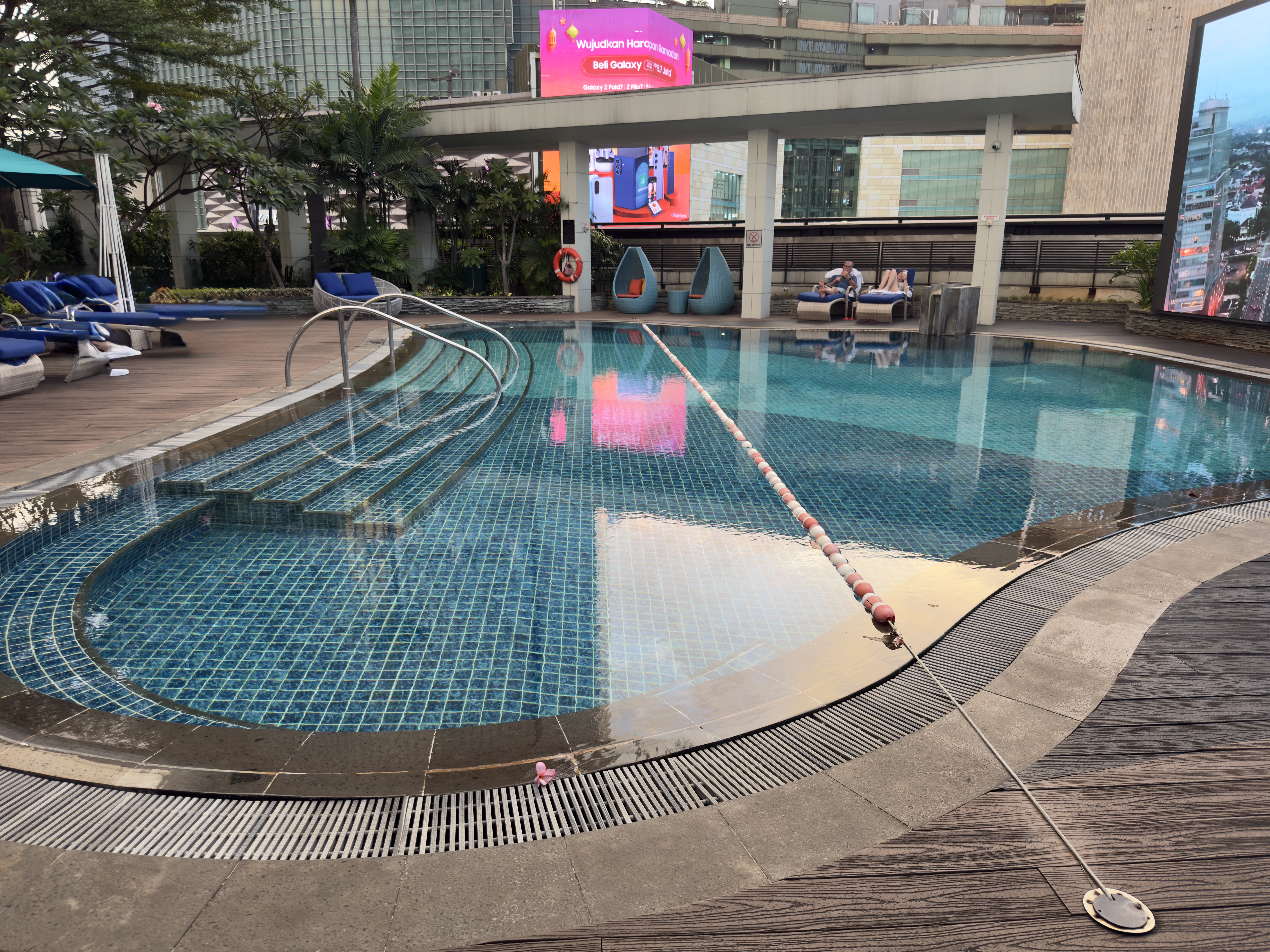 Mandarin Oriental, Jakarta pool sunset Mandarin Oriental, Jakarta pool sunset