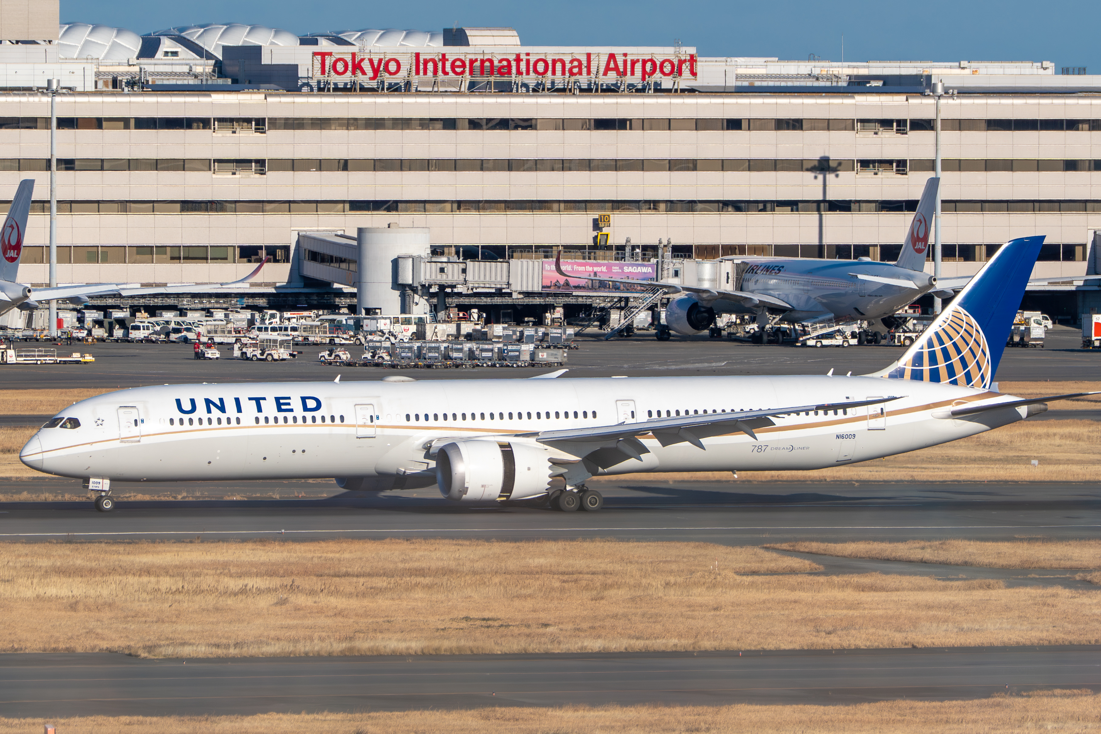 United 787 Dreamliner Tokyo