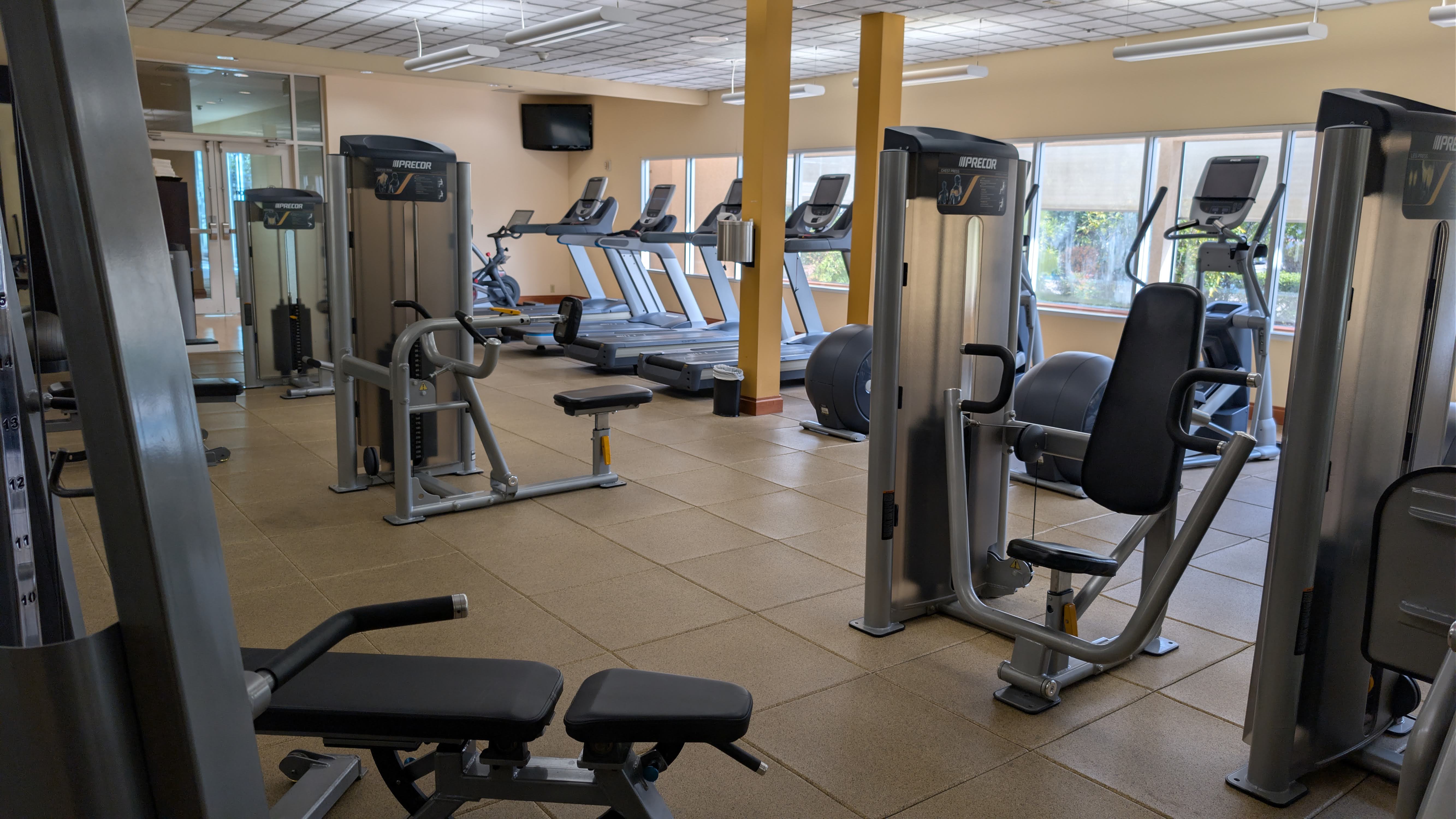 Hilton Seattle Airport & Conference Center fitness center weight machines Hilton Seattle Airport & Conference Center fitness center weight machines
