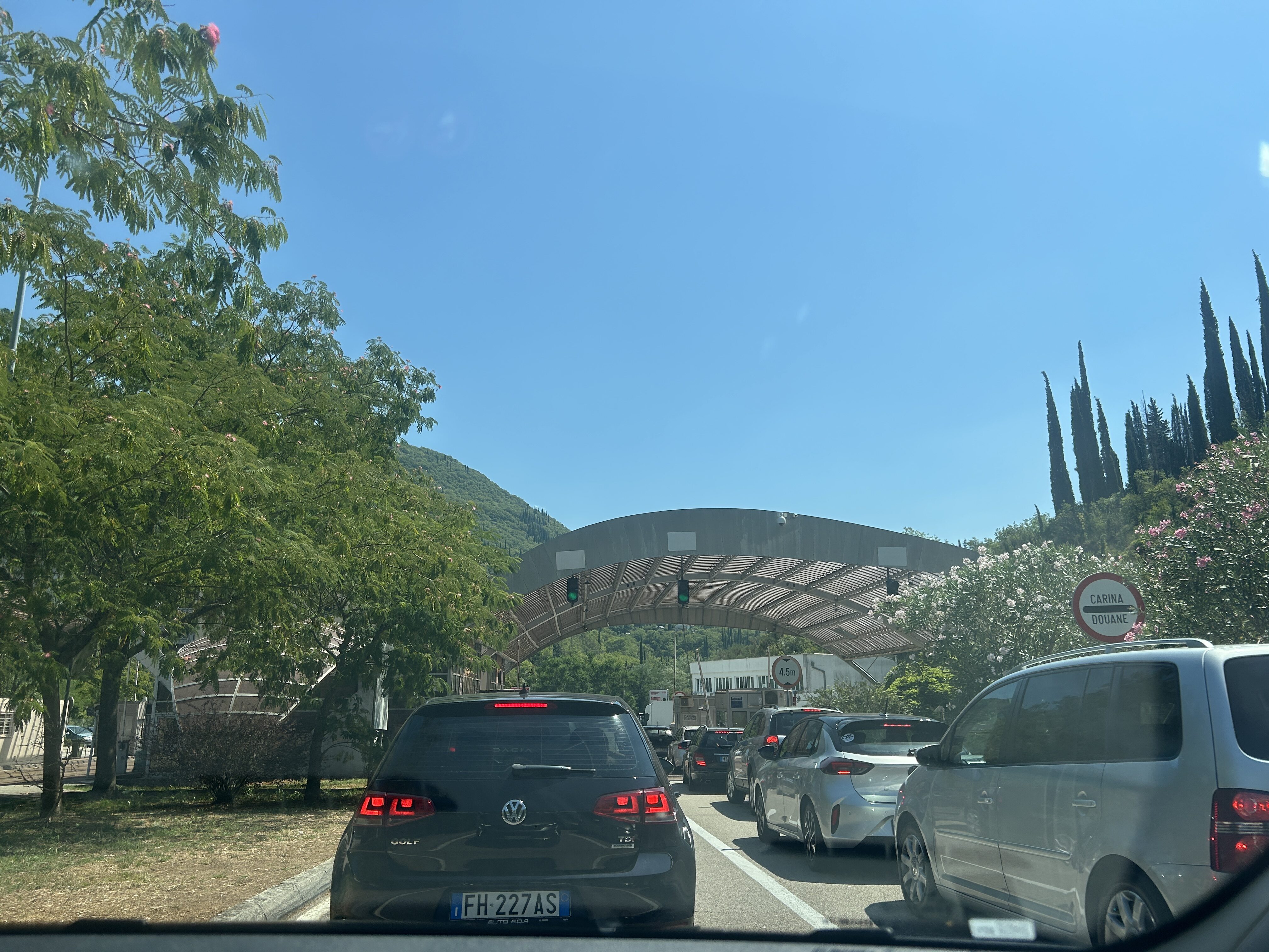 Lines and traffic at the border Lines and traffic at the border Montenegro/Croatia