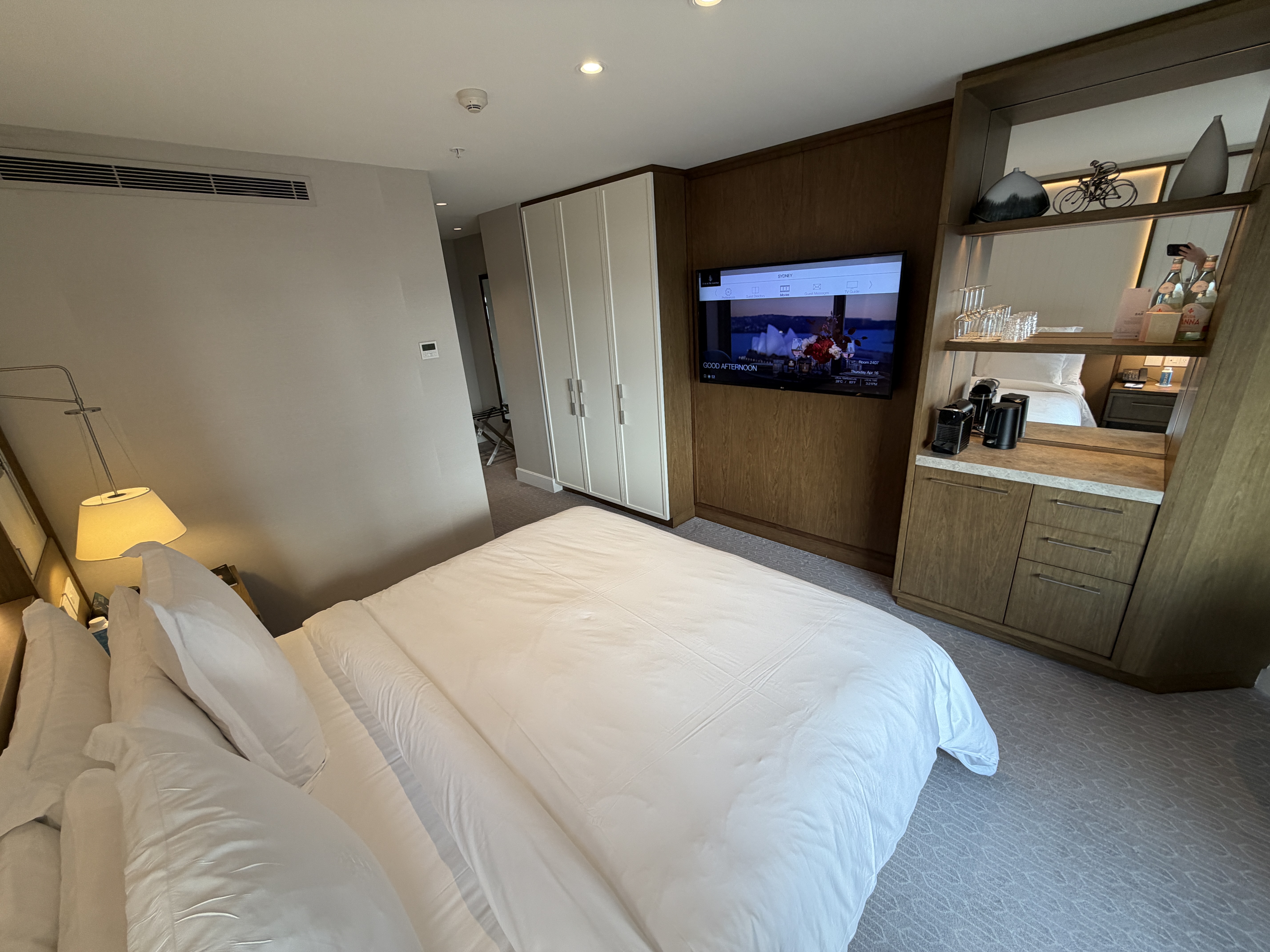 Four Seasons Sydney King Room Looking to TV Four Seasons Sydney King Room Looking to TV