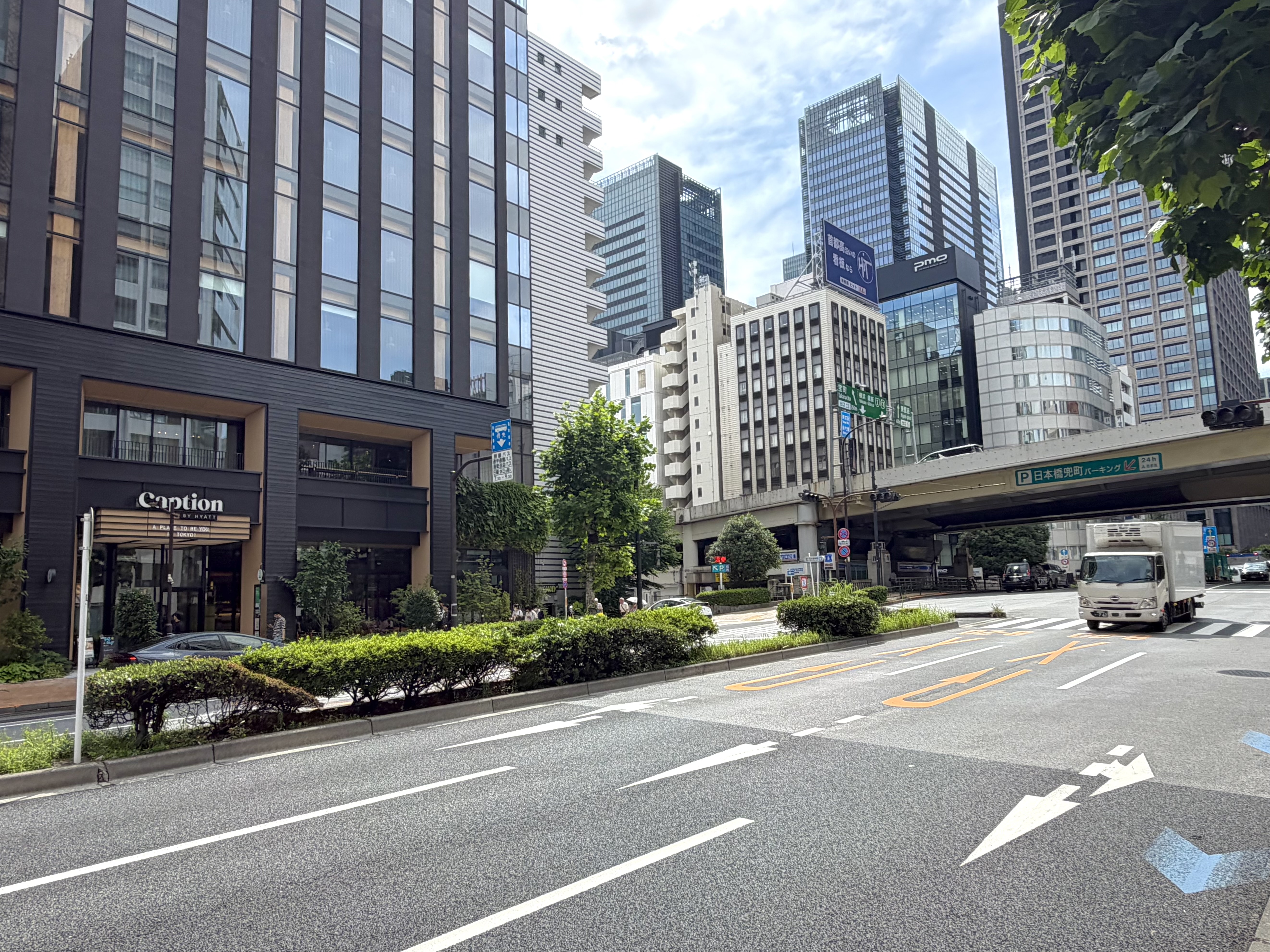 Caption by Hyatt Kabutocho Tokyo with highway Caption by Hyatt Kabutocho Tokyo with highway