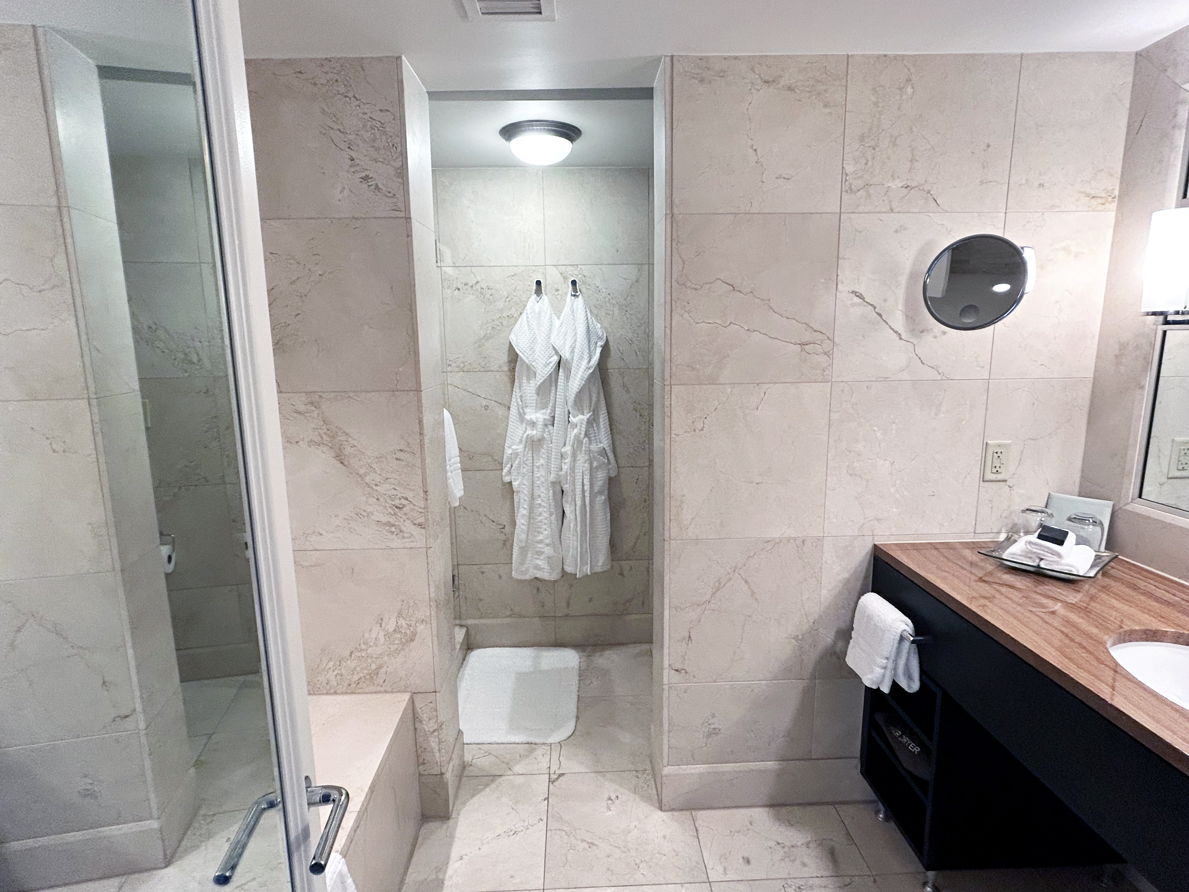 Four Season Chicago Room 3805 bathroom