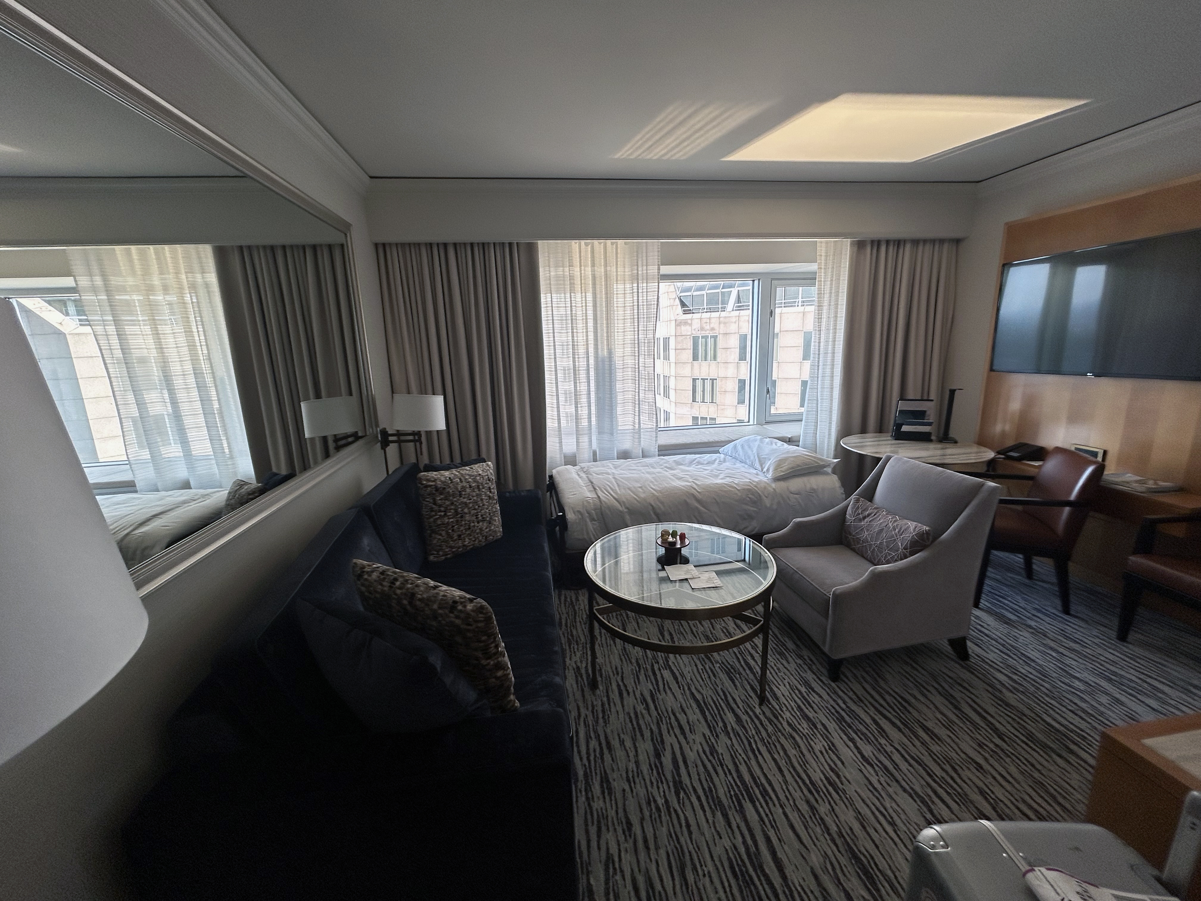 Four Season Chicago Room 3805 living room