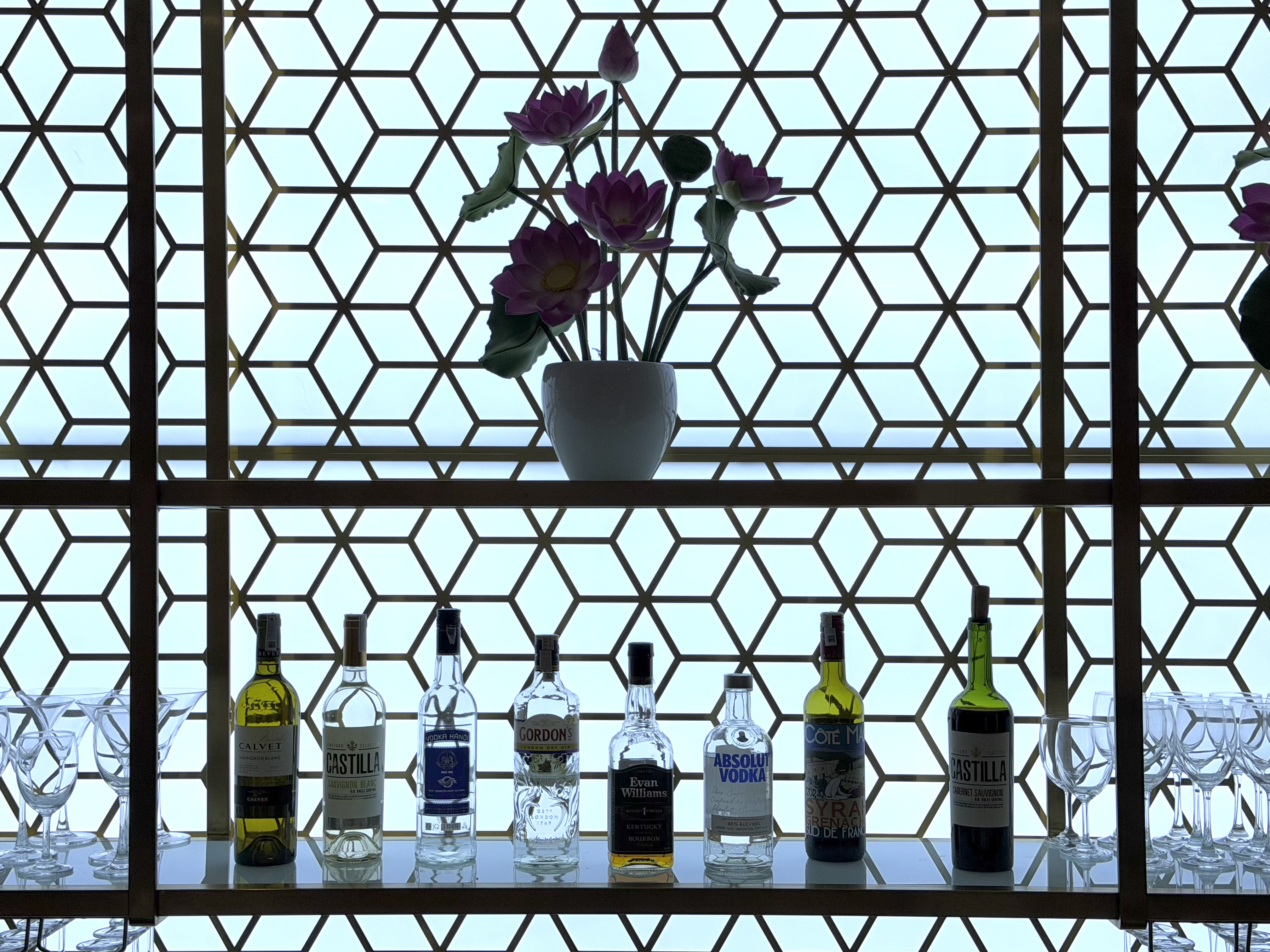 Hanoi Airport Vietnam Airlines Lotus Lounge bar