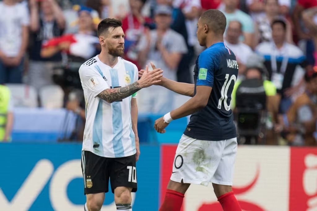 Lionel MESSI li ARG gibt Kylian MBAPPE
