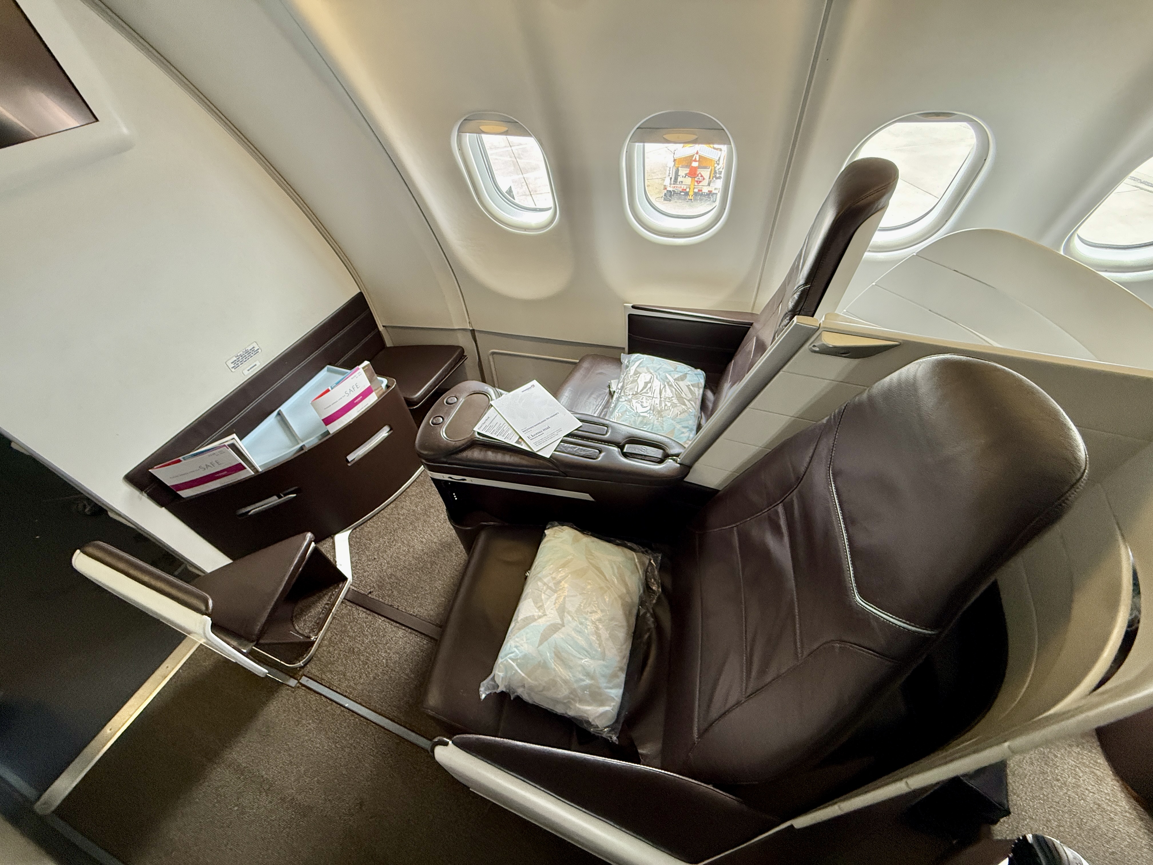 Hawaiian Airlines A330 Business Class Bulkhead Seat Hawaiian Airlines A330 Business Class Bulkhead Seat
